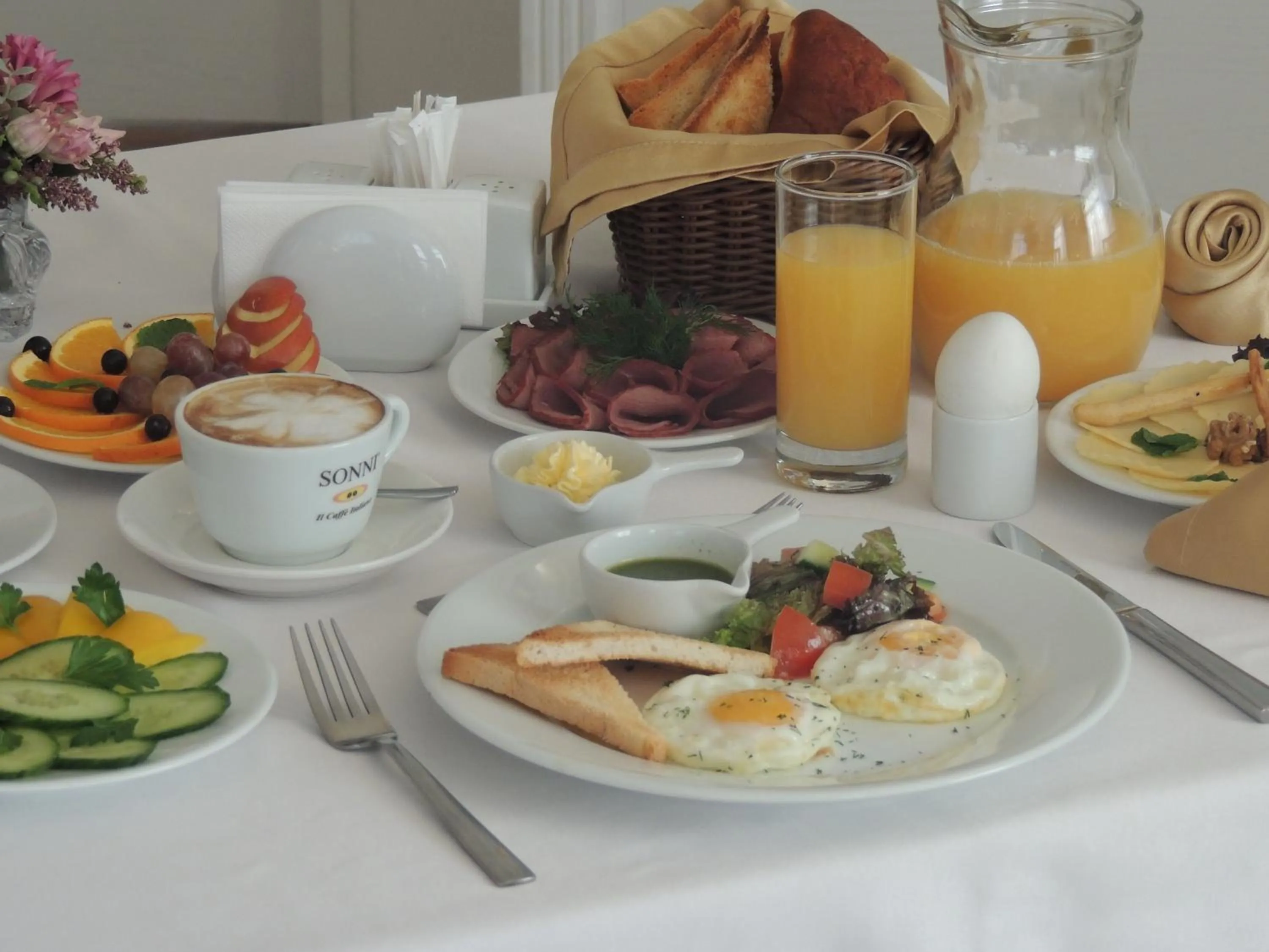 Food and drinks in Hotel Monaco