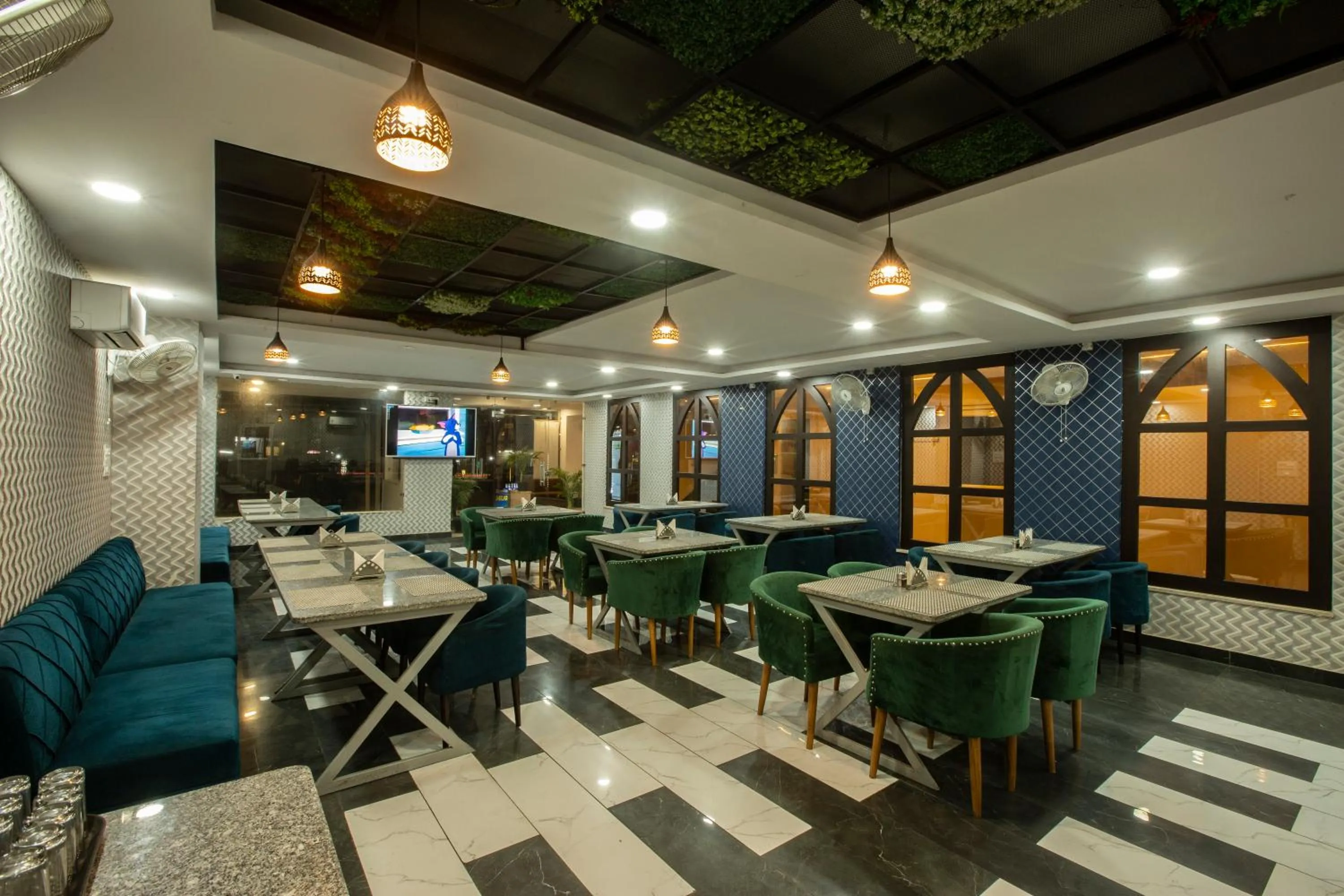 Restaurant/places to eat in Hotel Aroma Suites Delhi Airport