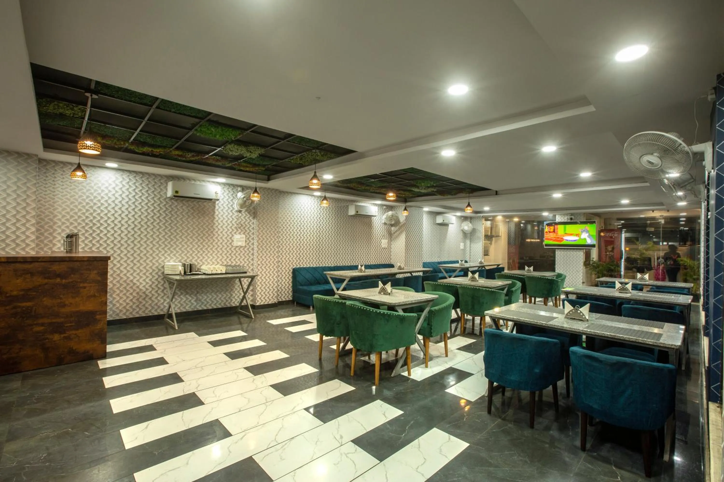 Restaurant/places to eat in Hotel Aroma Suites Delhi Airport