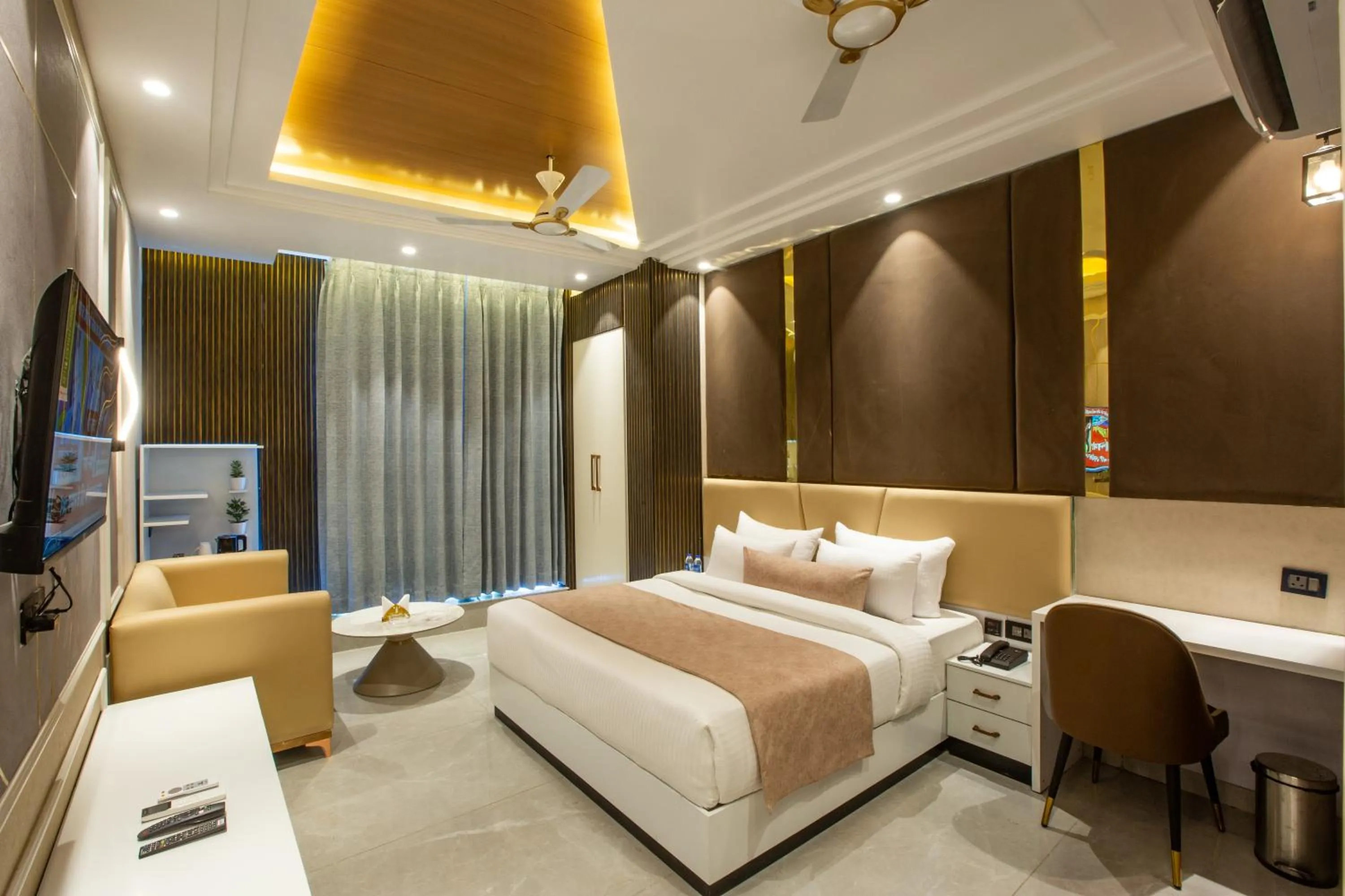 Photo of the whole room, Bed in Hotel Aroma Suites Delhi Airport
