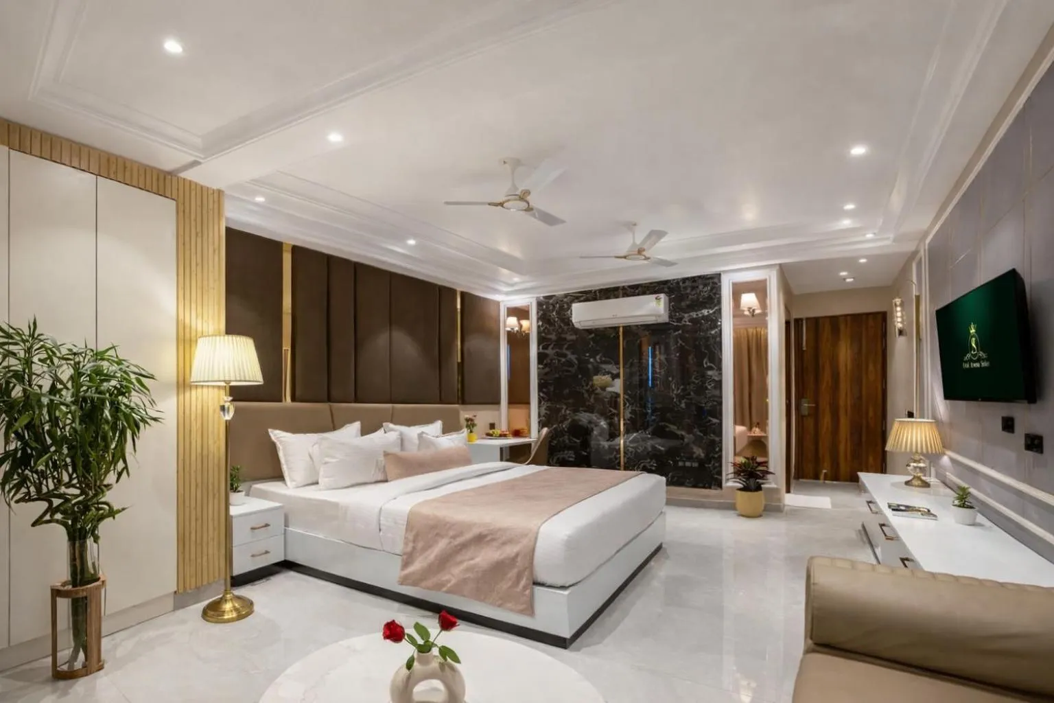 Photo of the whole room, Bed in Hotel Aroma Suites Delhi Airport