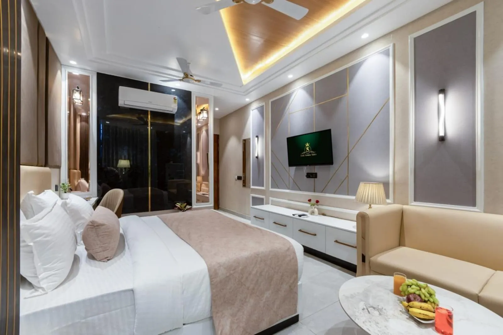 Photo of the whole room, Bed in Hotel Aroma Suites Delhi Airport