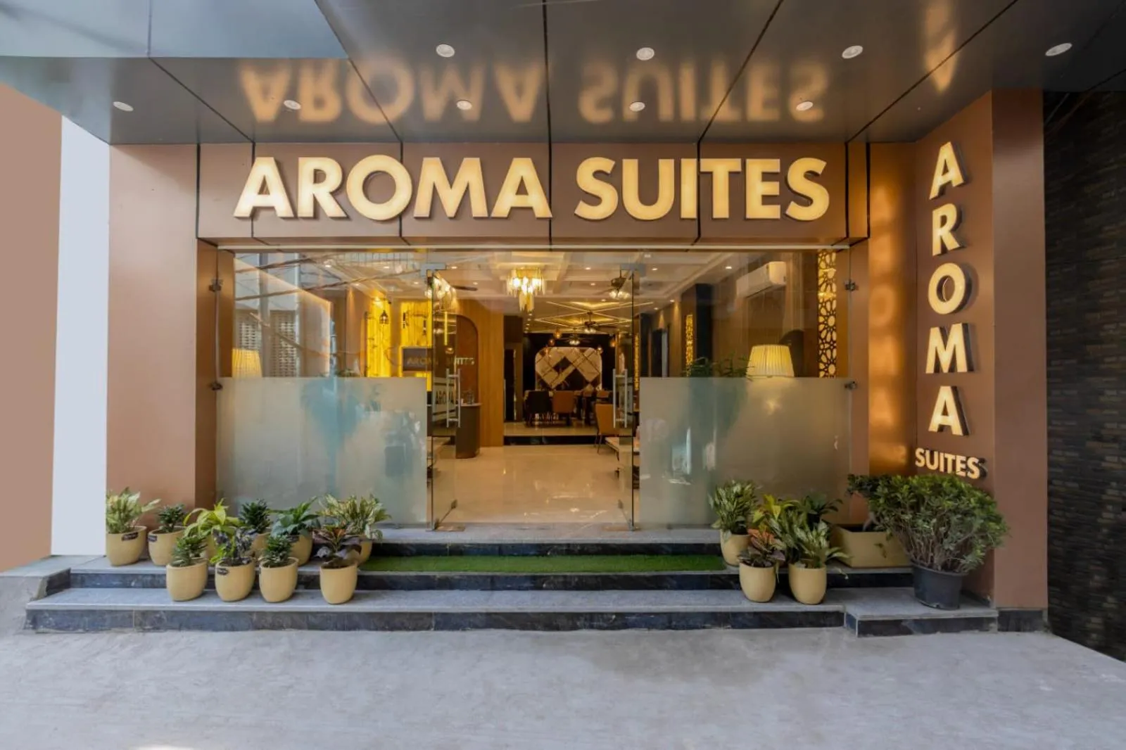 Facade/entrance in Hotel Aroma Suites Delhi Airport