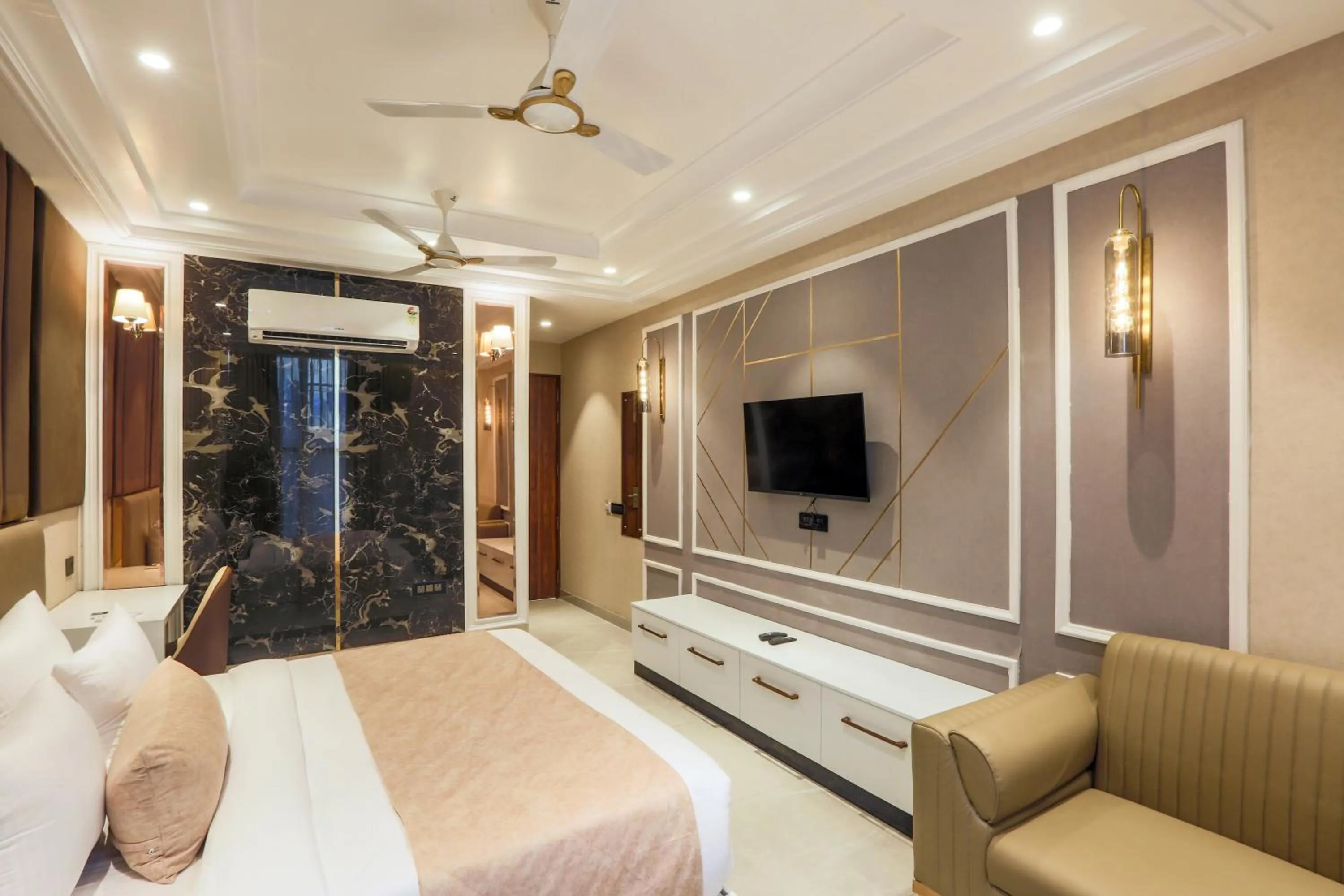 Photo of the whole room, Bed in Hotel Aroma Suites Delhi Airport