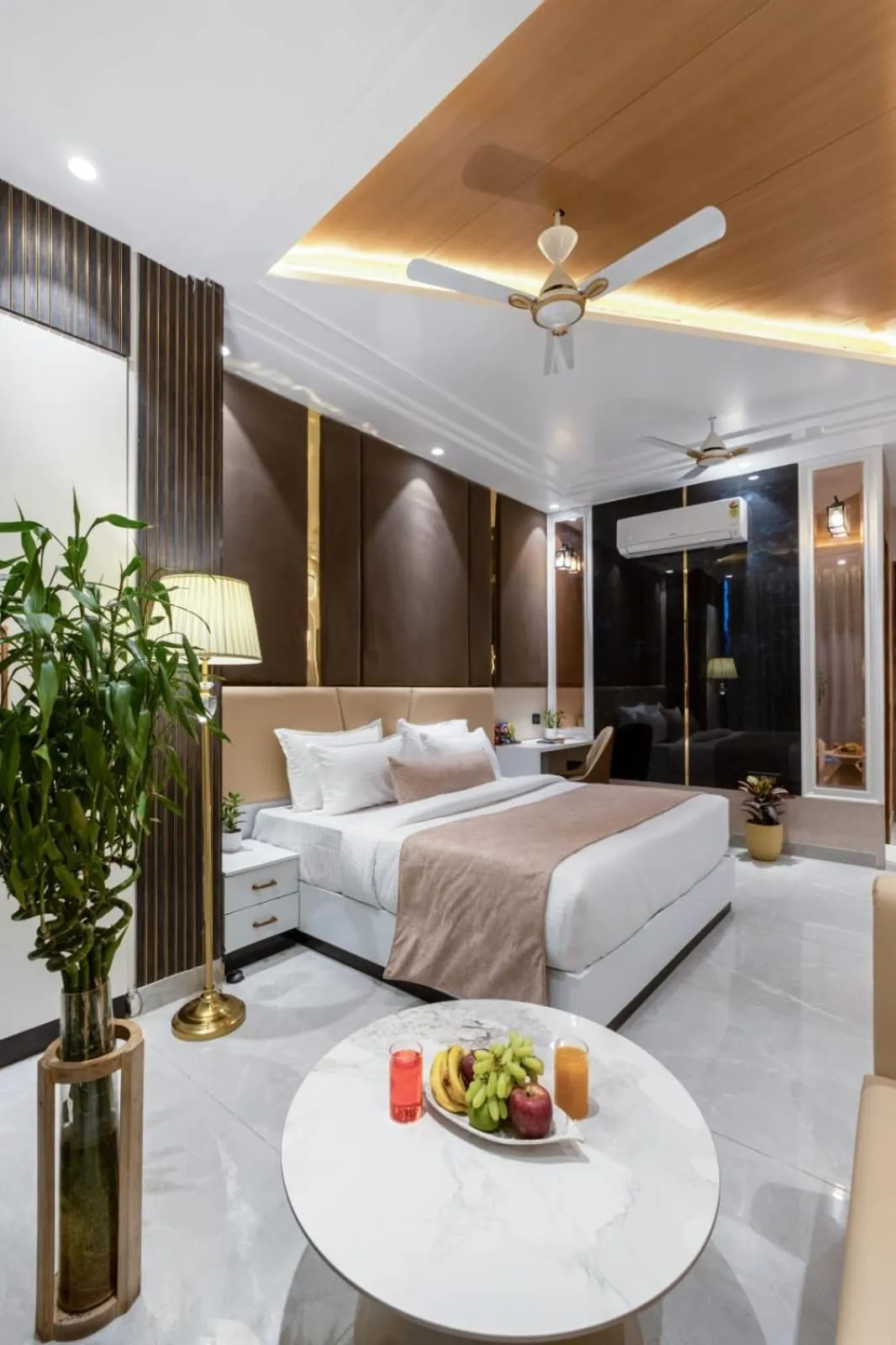 Photo of the whole room in Hotel Aroma Suites Delhi Airport