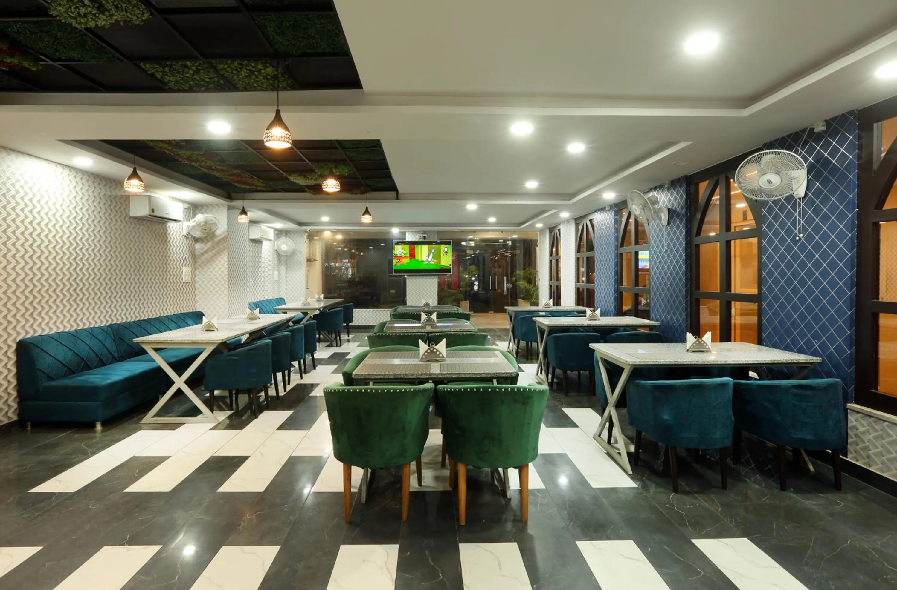 Restaurant/places to eat in Hotel Aroma Suites Delhi Airport