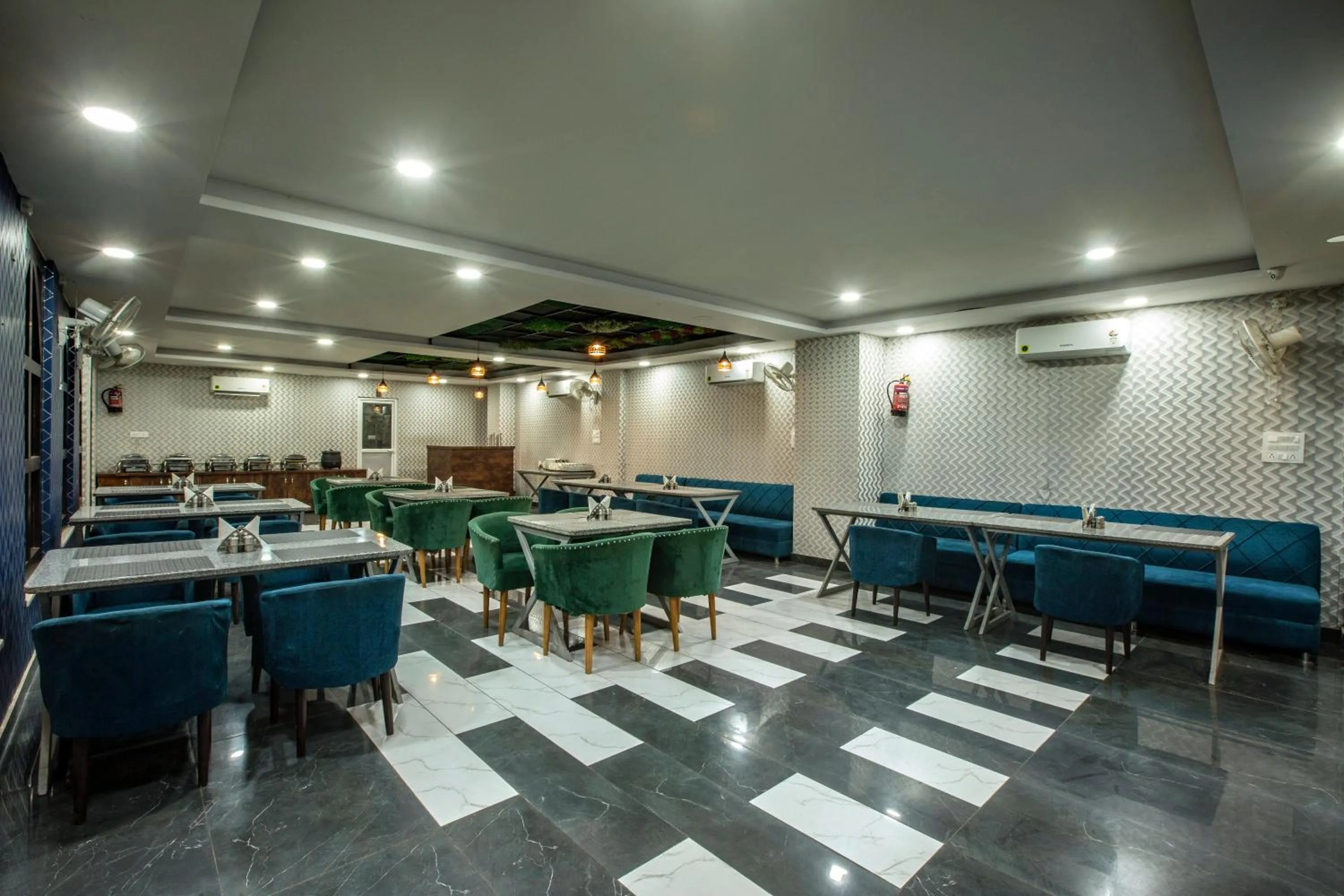 Restaurant/places to eat in Hotel Aroma Suites Delhi Airport