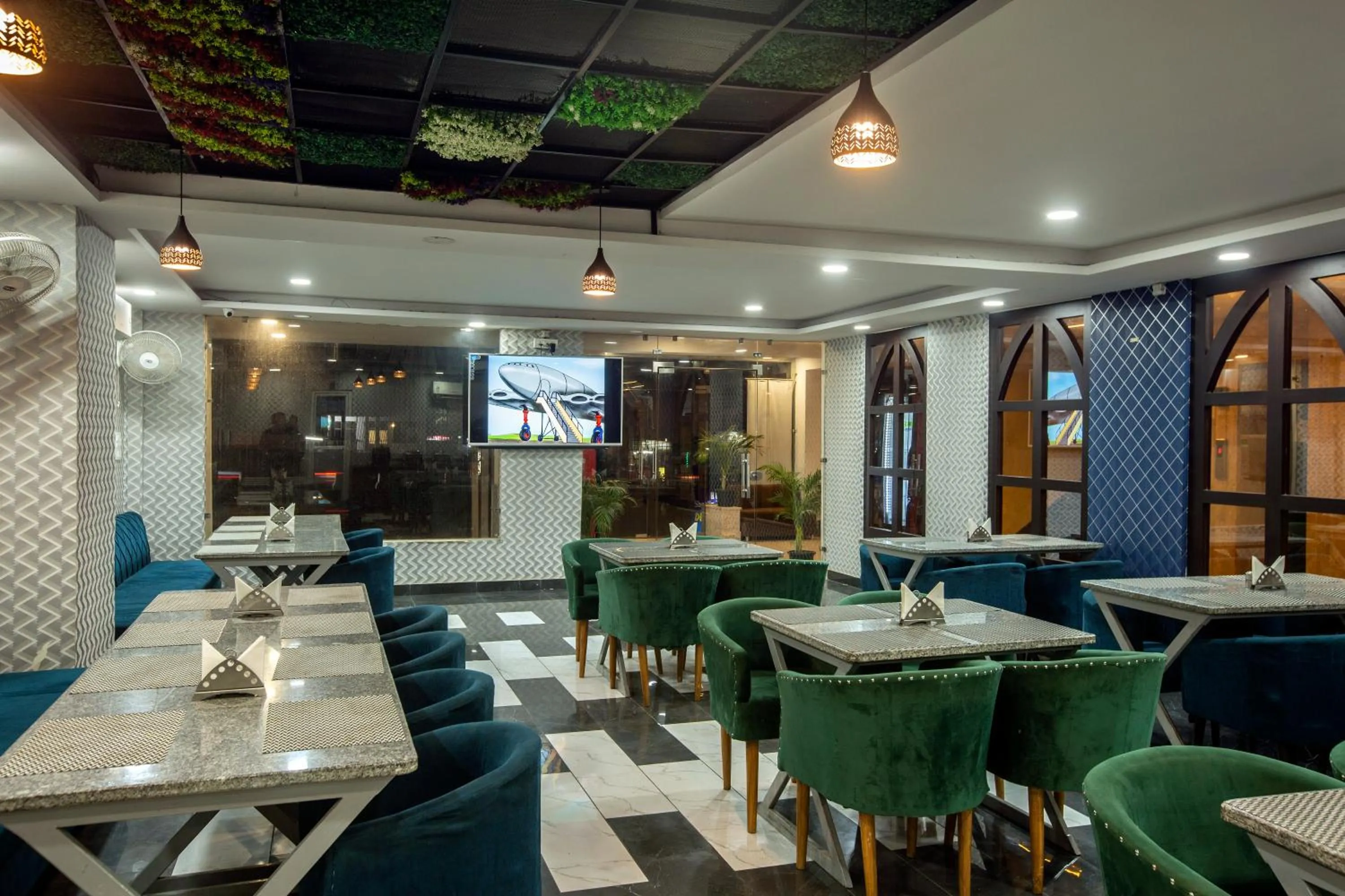 Restaurant/places to eat in Hotel Aroma Suites Delhi Airport