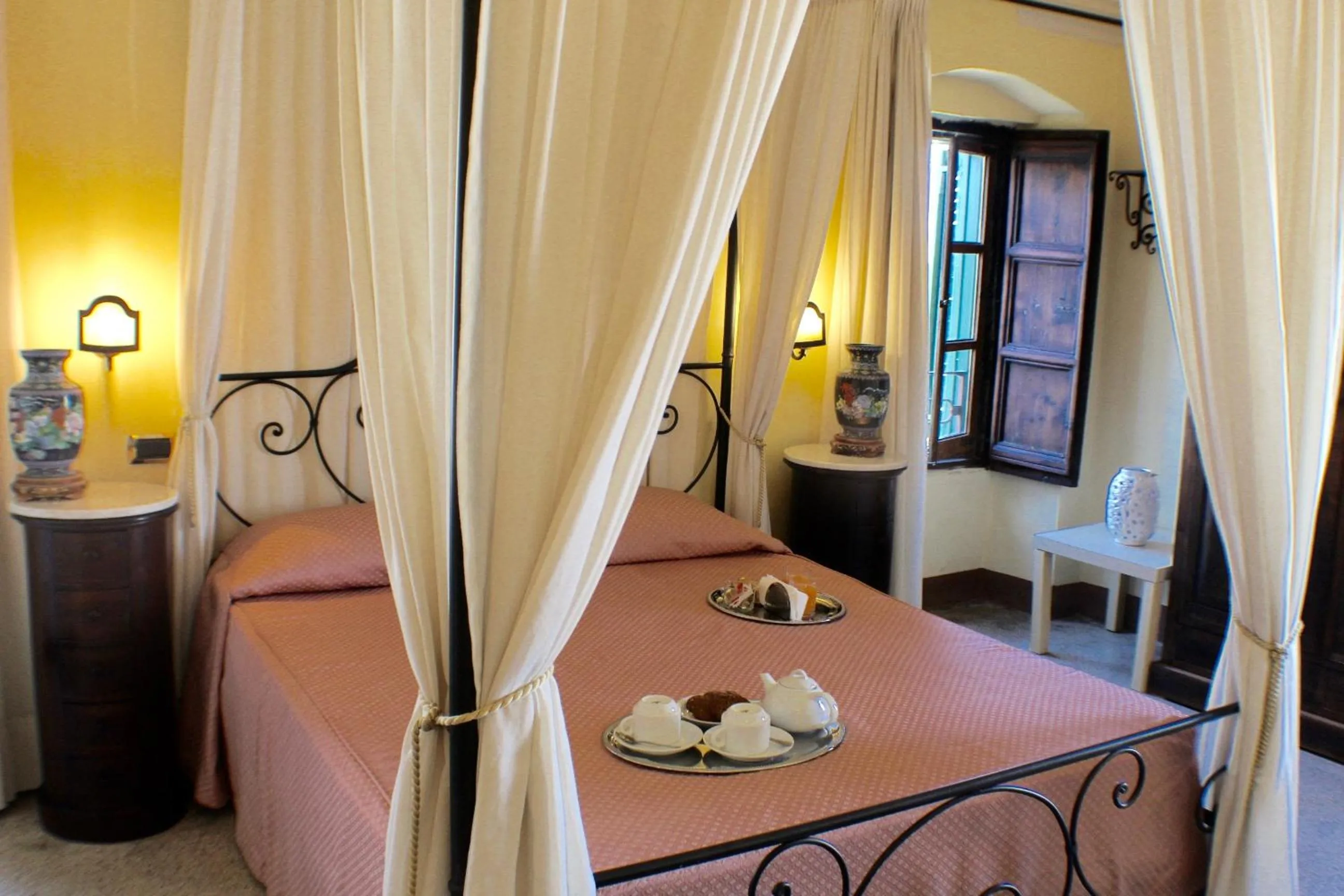 Photo of the whole room, Bed in Palazzo Senape De Pace