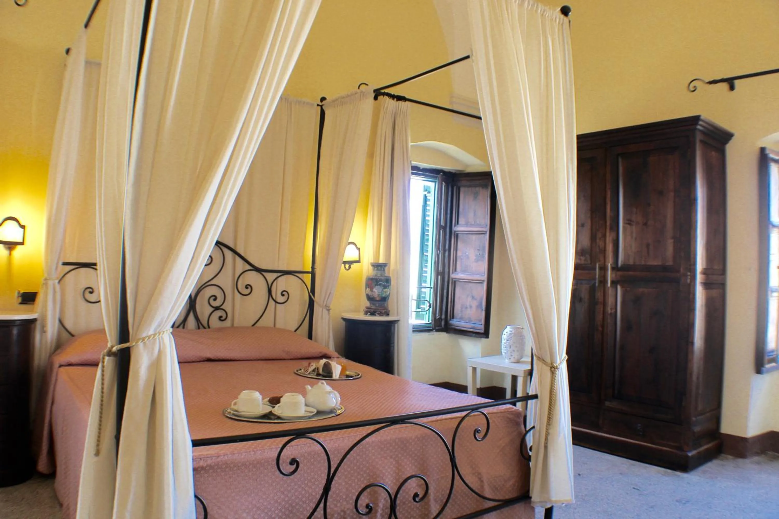 Photo of the whole room, Bed in Palazzo Senape De Pace