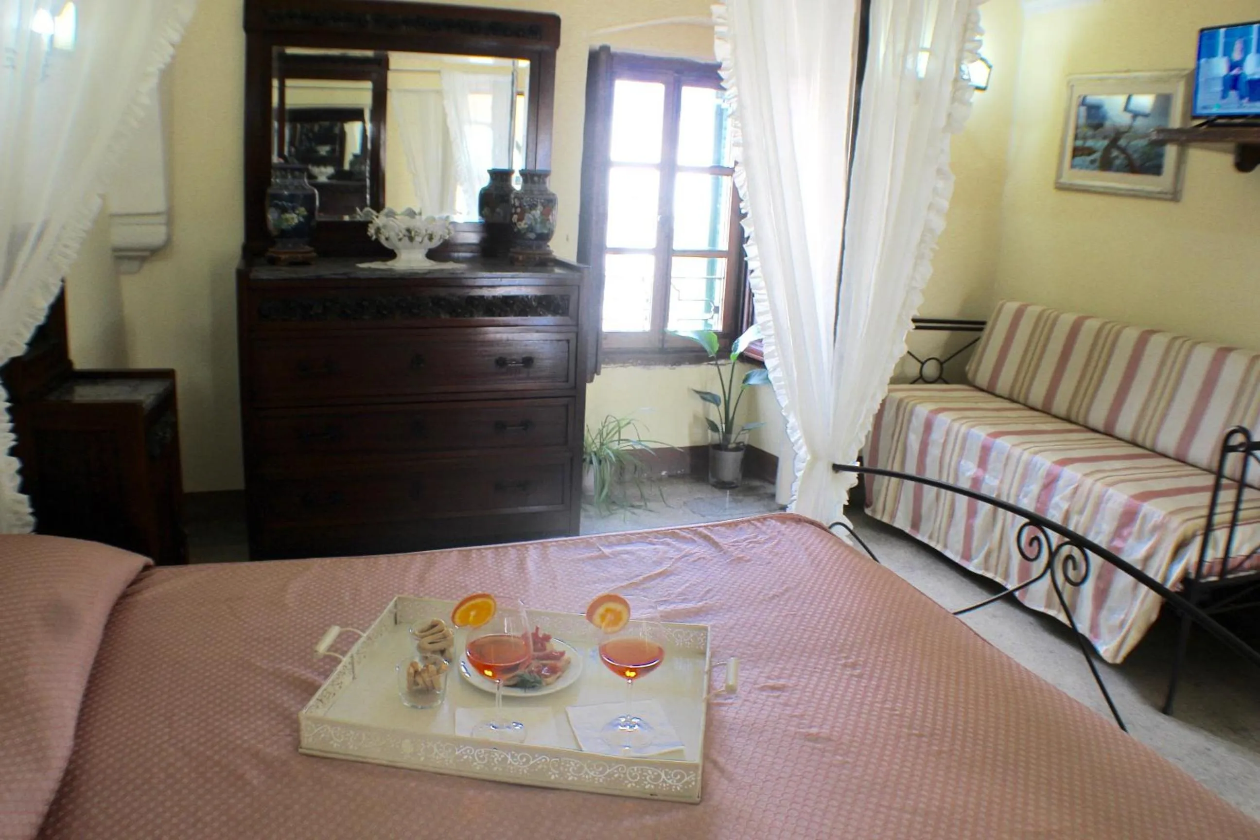 Photo of the whole room, Bed in Palazzo Senape De Pace