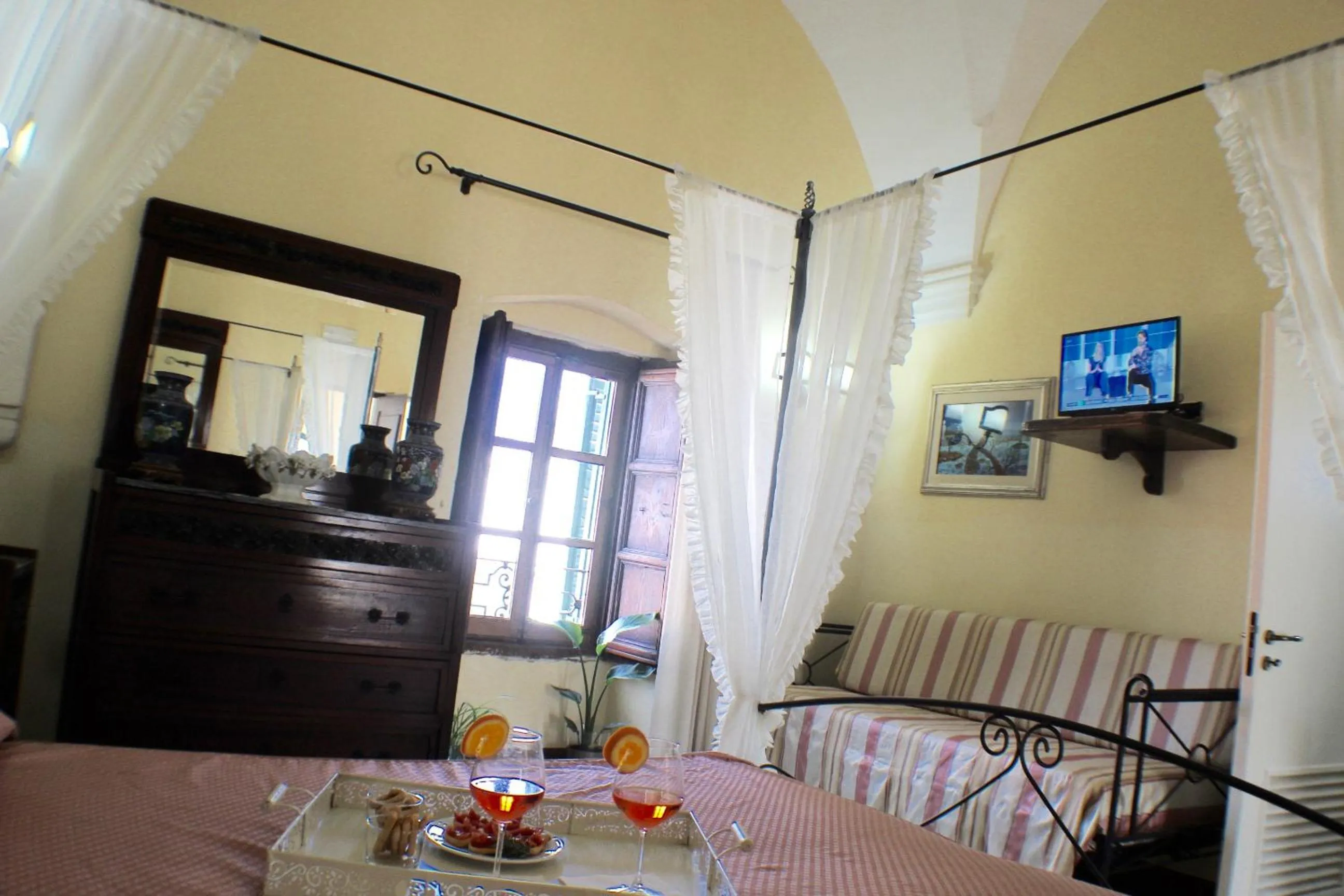 Photo of the whole room in Palazzo Senape De Pace