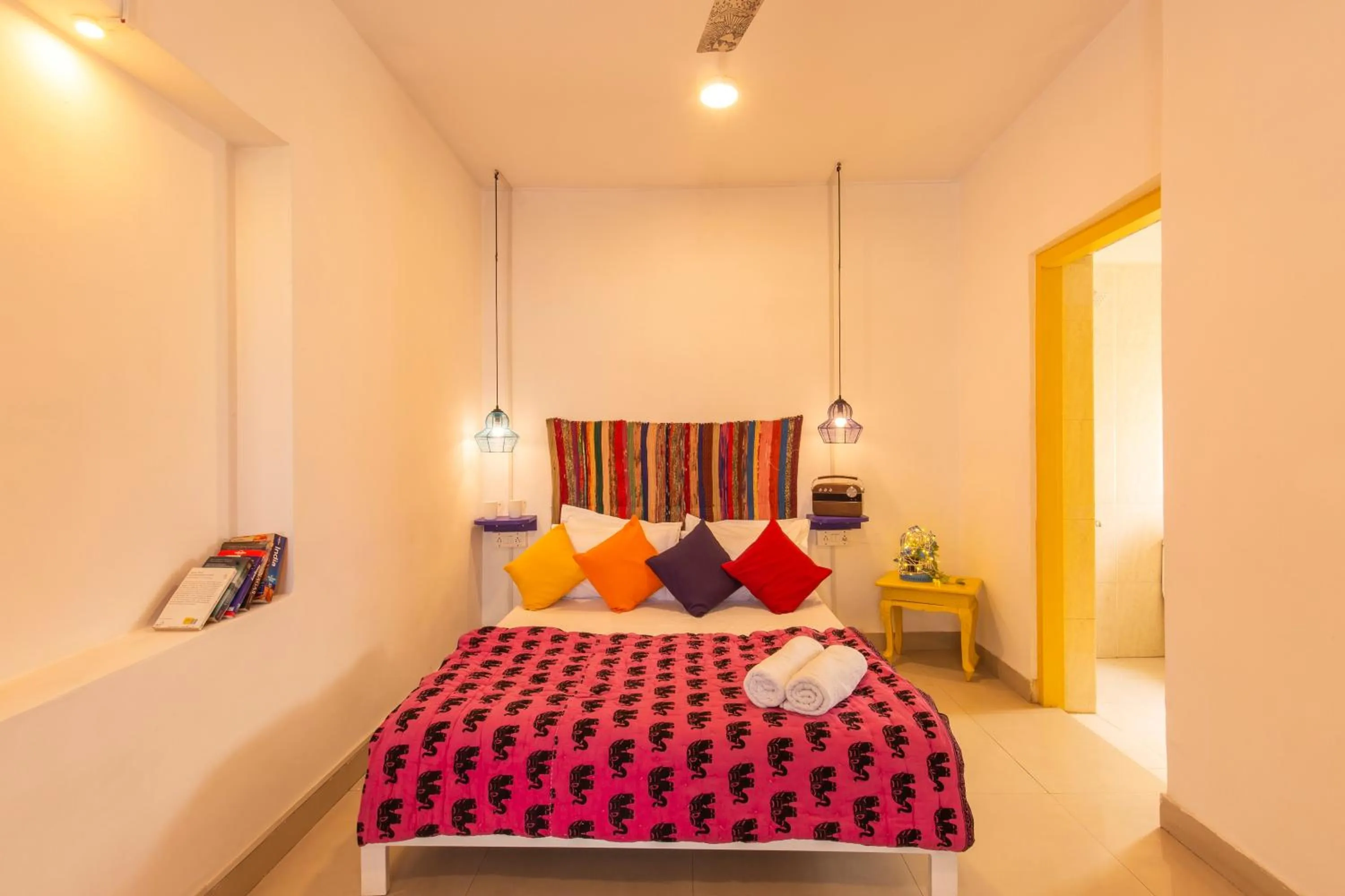 Bed in goSTOPS Lite Jaipur