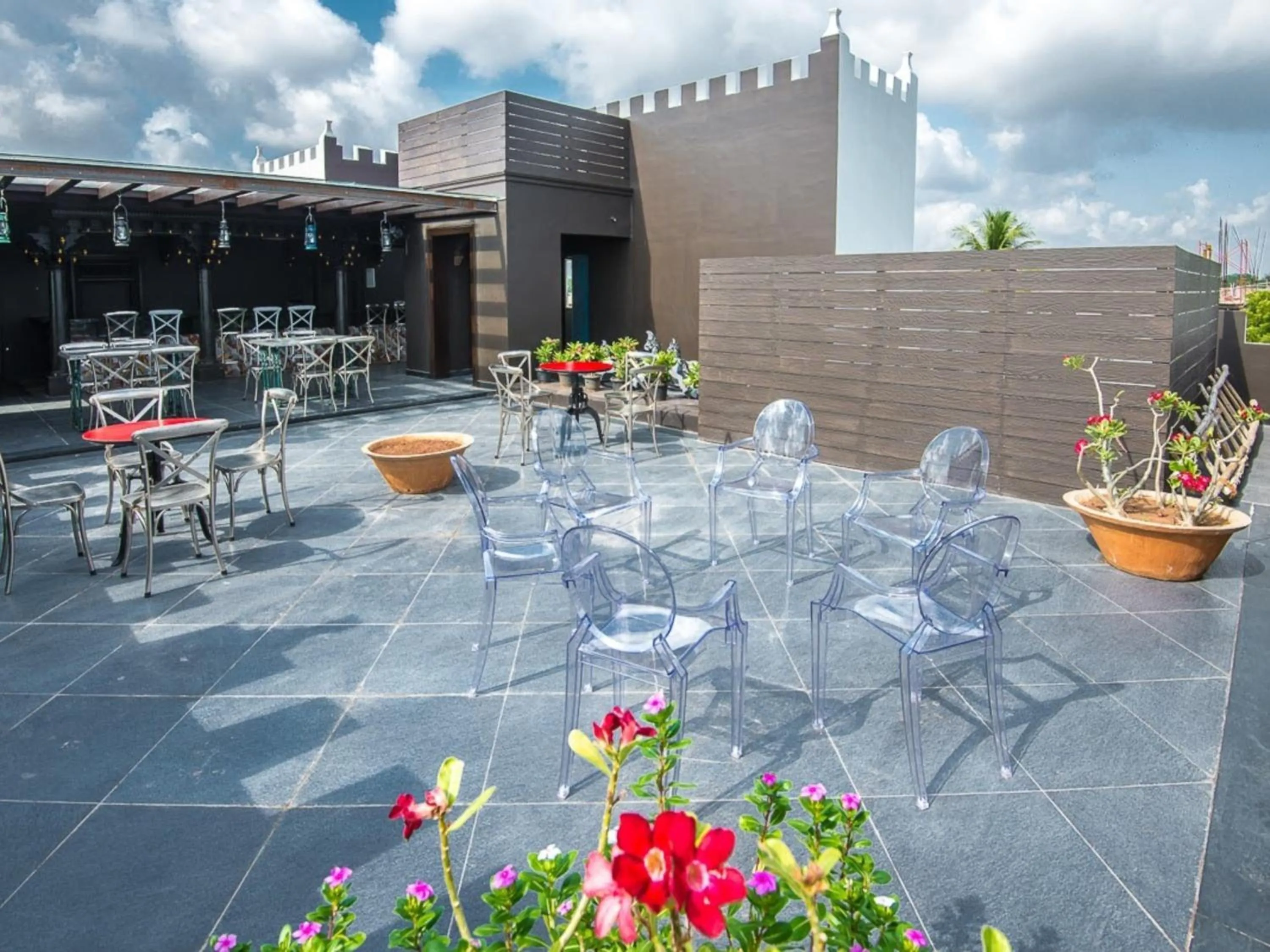 Lounge or bar in Svatma - A Luxury Heritage Resort