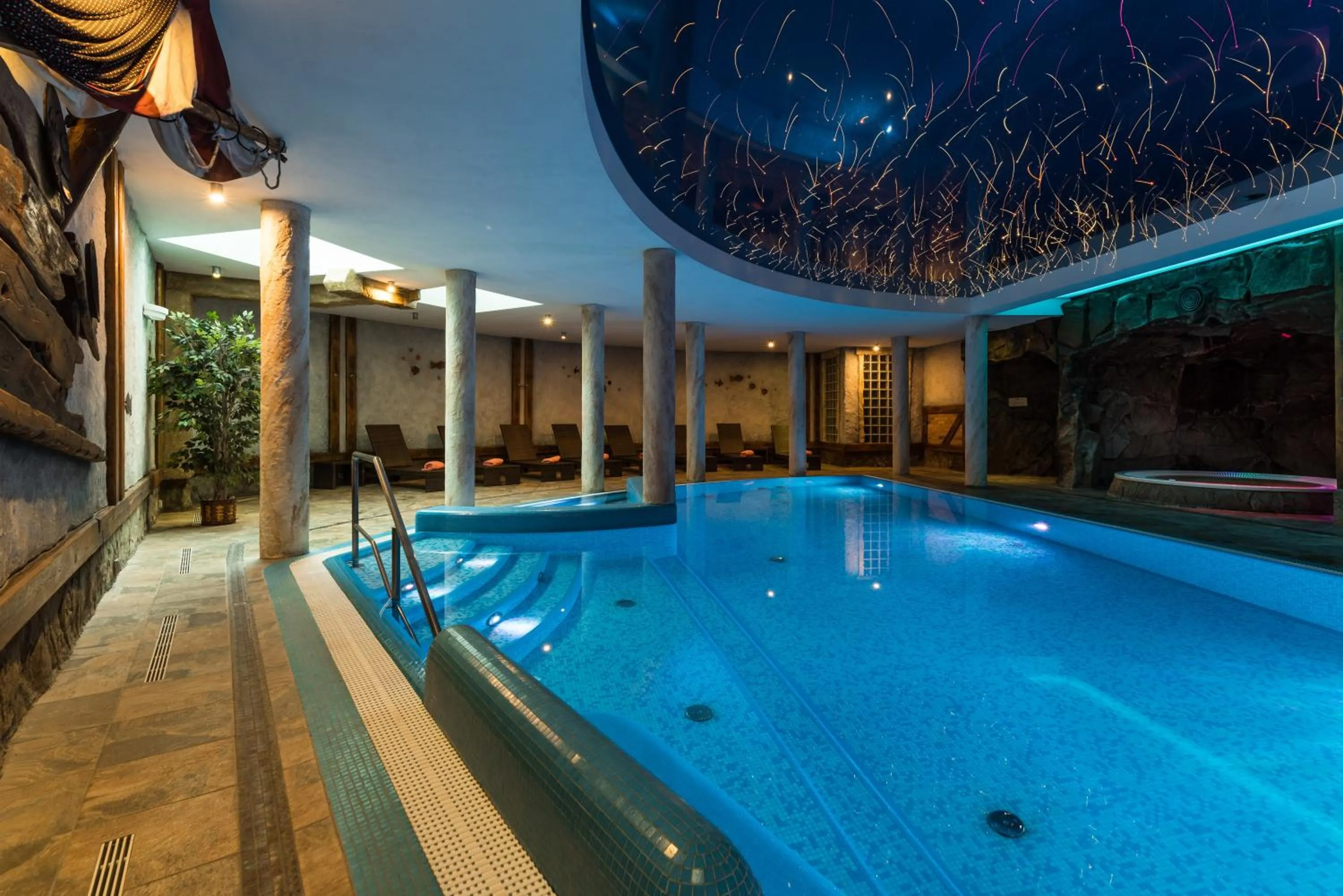 Swimming pool in Hotel Kryształ Conference & Spa