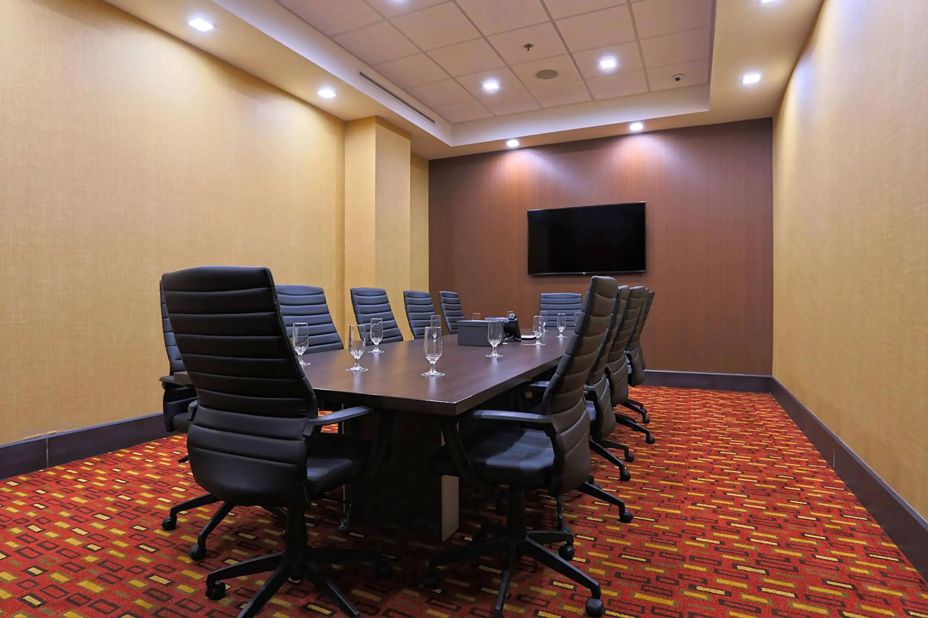 Meeting/conference room in Courtyard by Marriott Montreal West Island/Baie D’Urfe