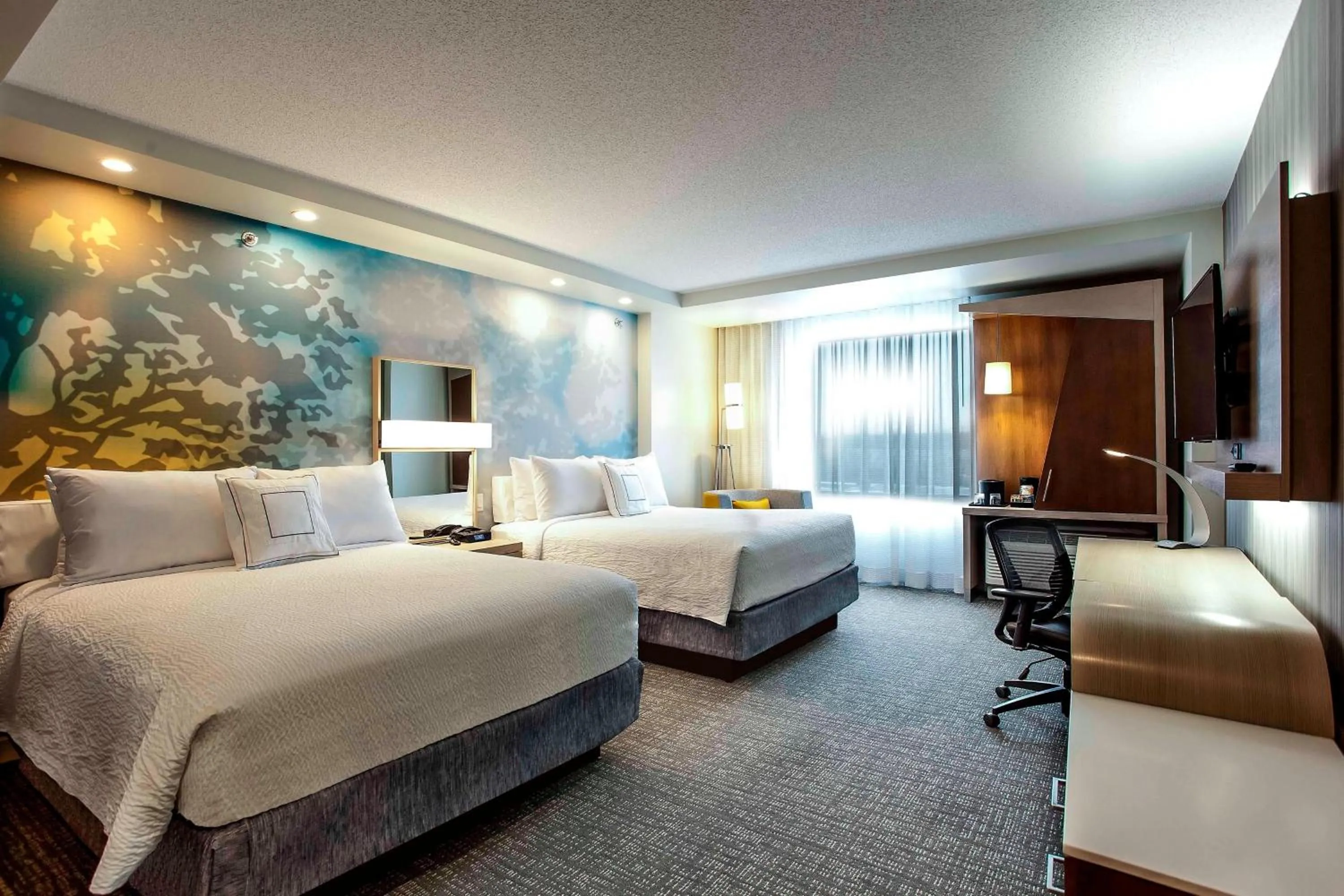Photo of the whole room, Bed in Courtyard by Marriott Montreal West Island/Baie D’Urfe