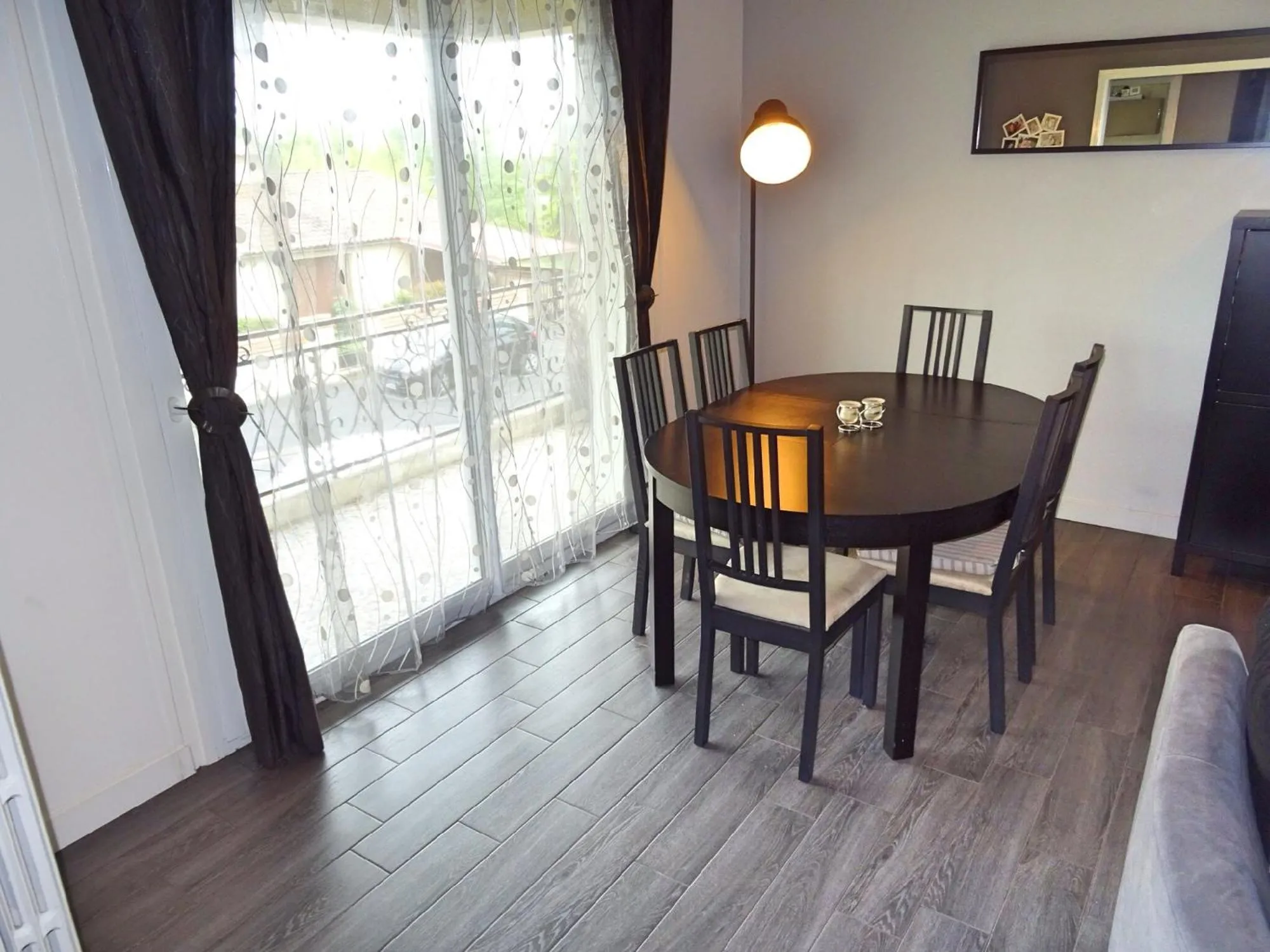 Dining area in Locations Avec Jardins Privatifs