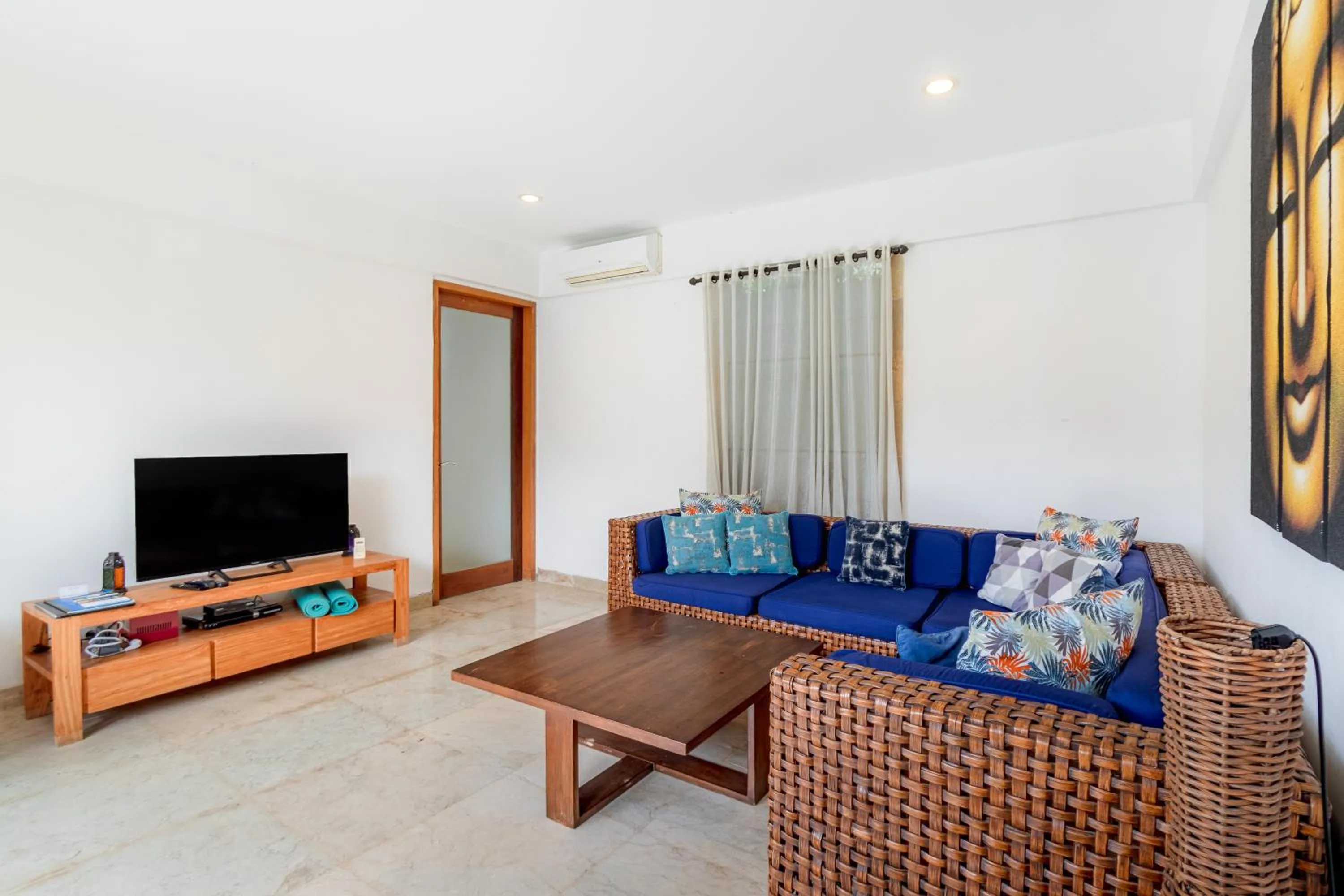 Communal lounge/ TV room in Two Lizards Beach Villas