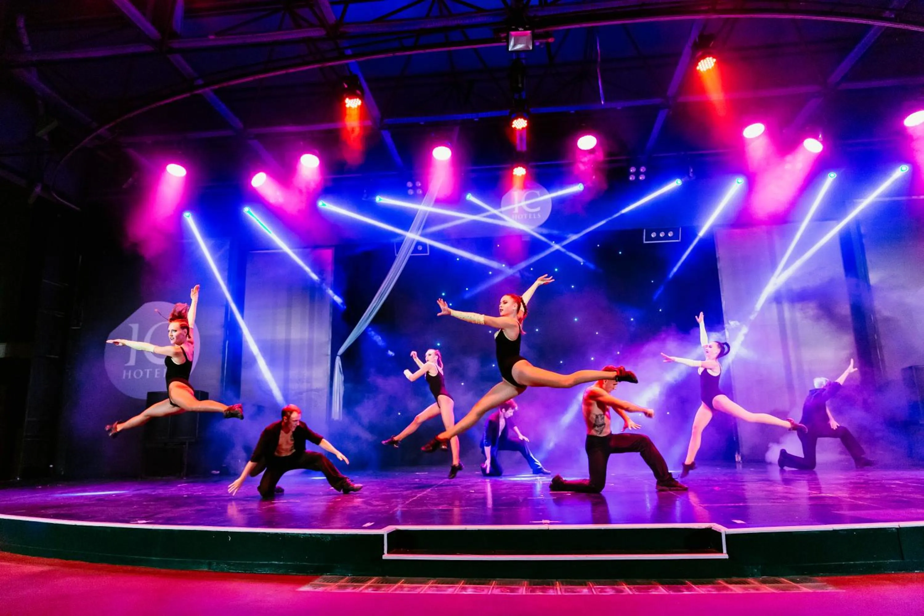 Evening entertainment in IC Hotels Green Palace & Villas