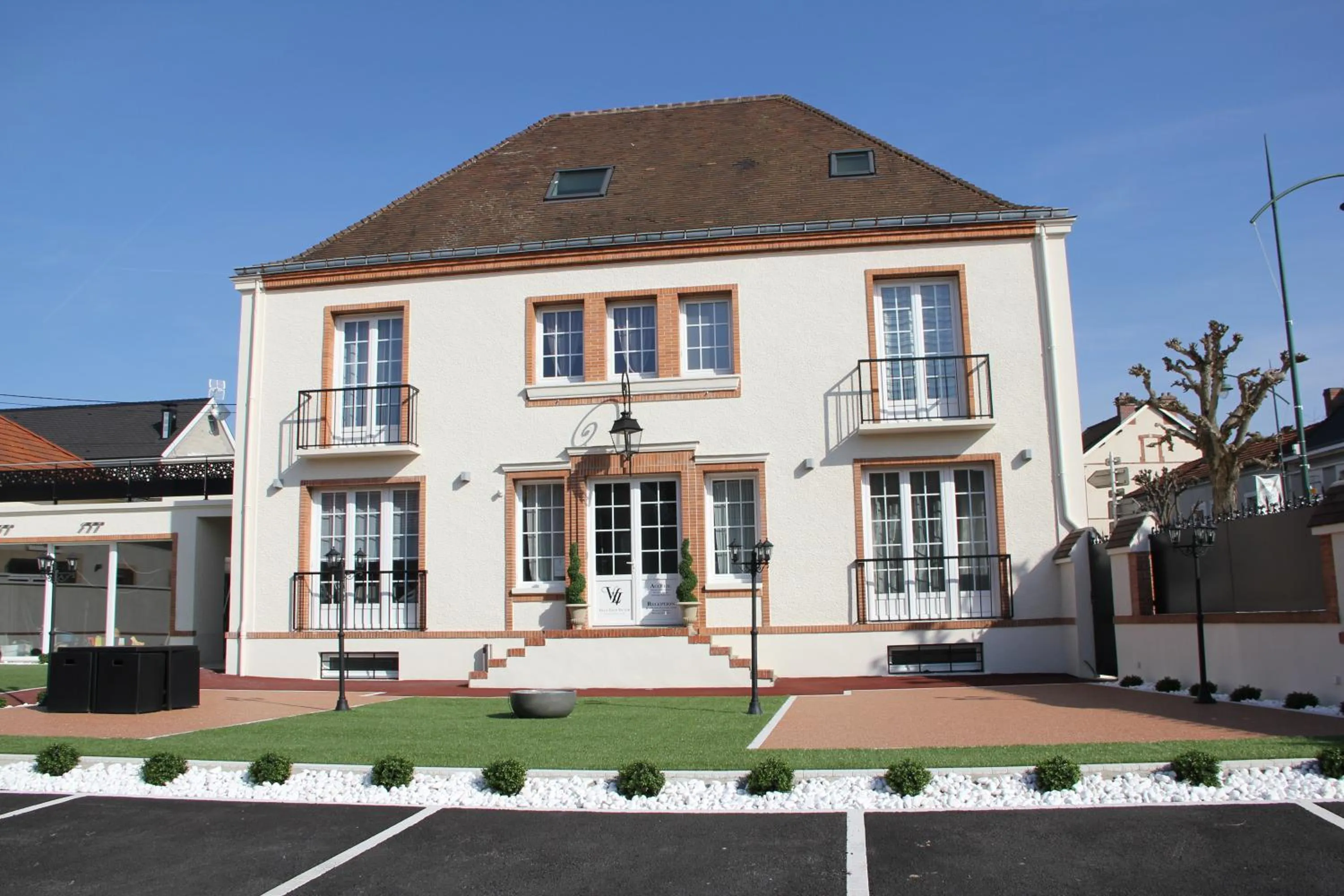 Property building in Villa Louis Victor