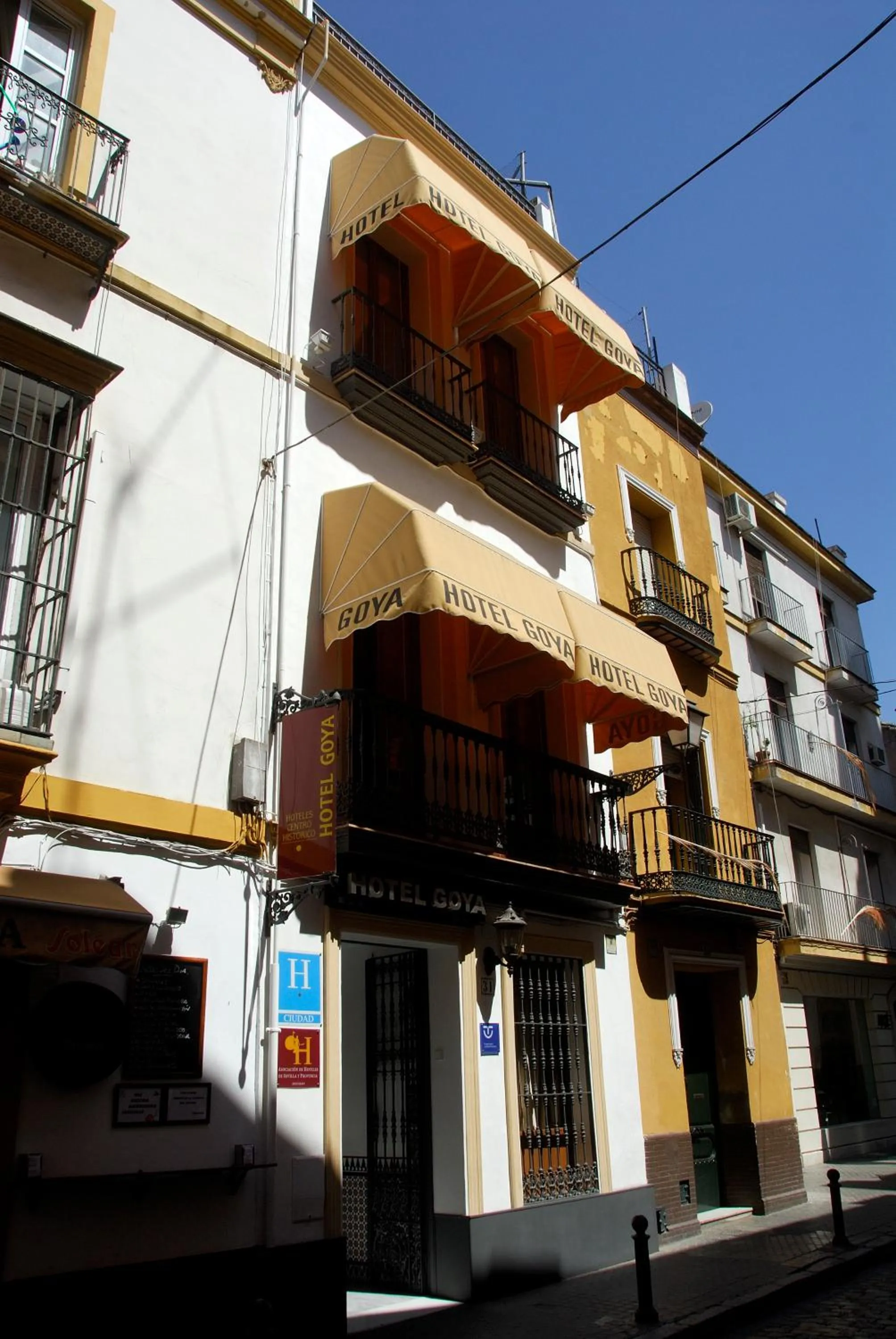 Facade/entrance in Hotel Goya