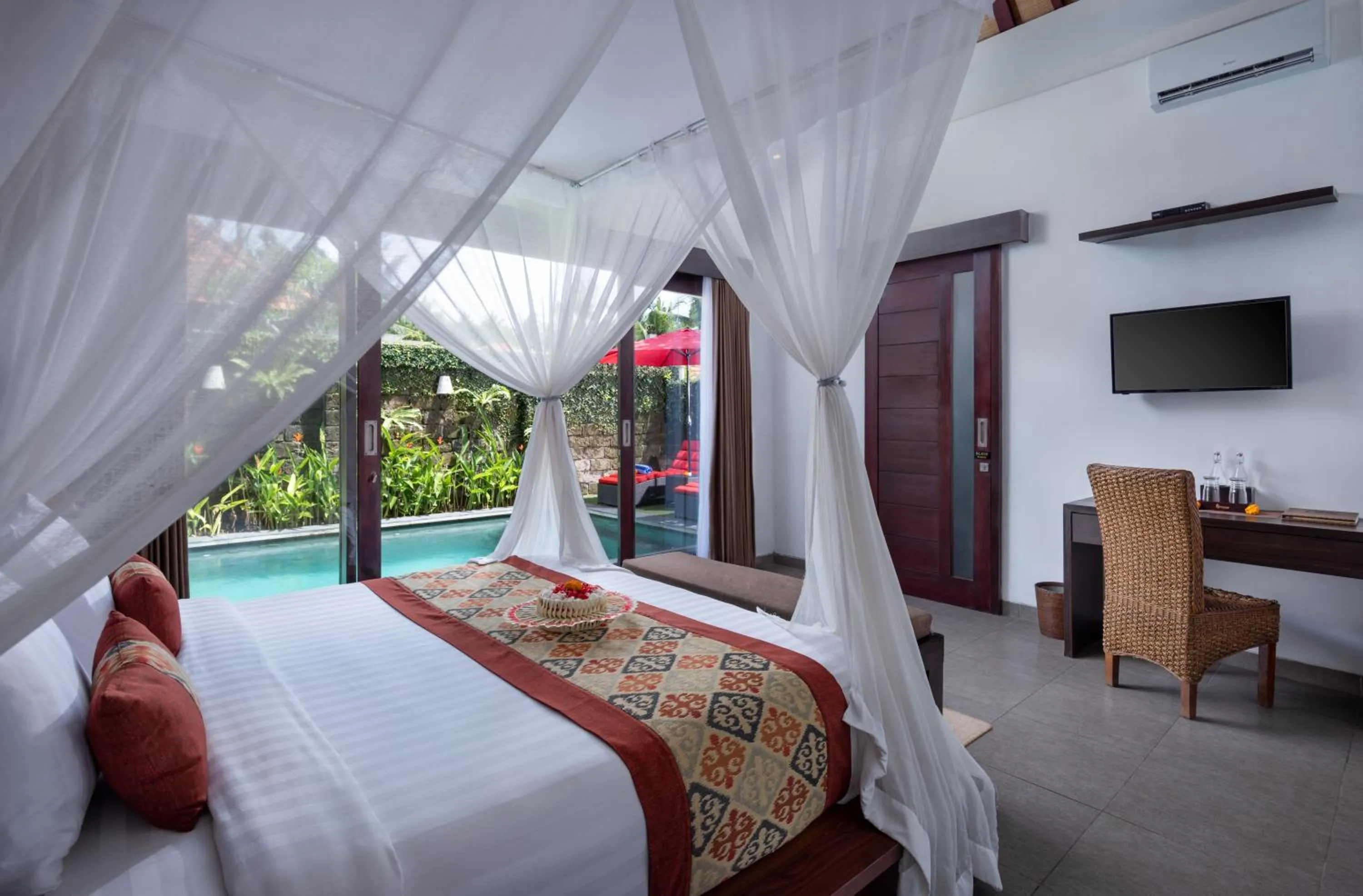 Communal lounge/ TV room, Bed in Griya Shanti Villas & Spa