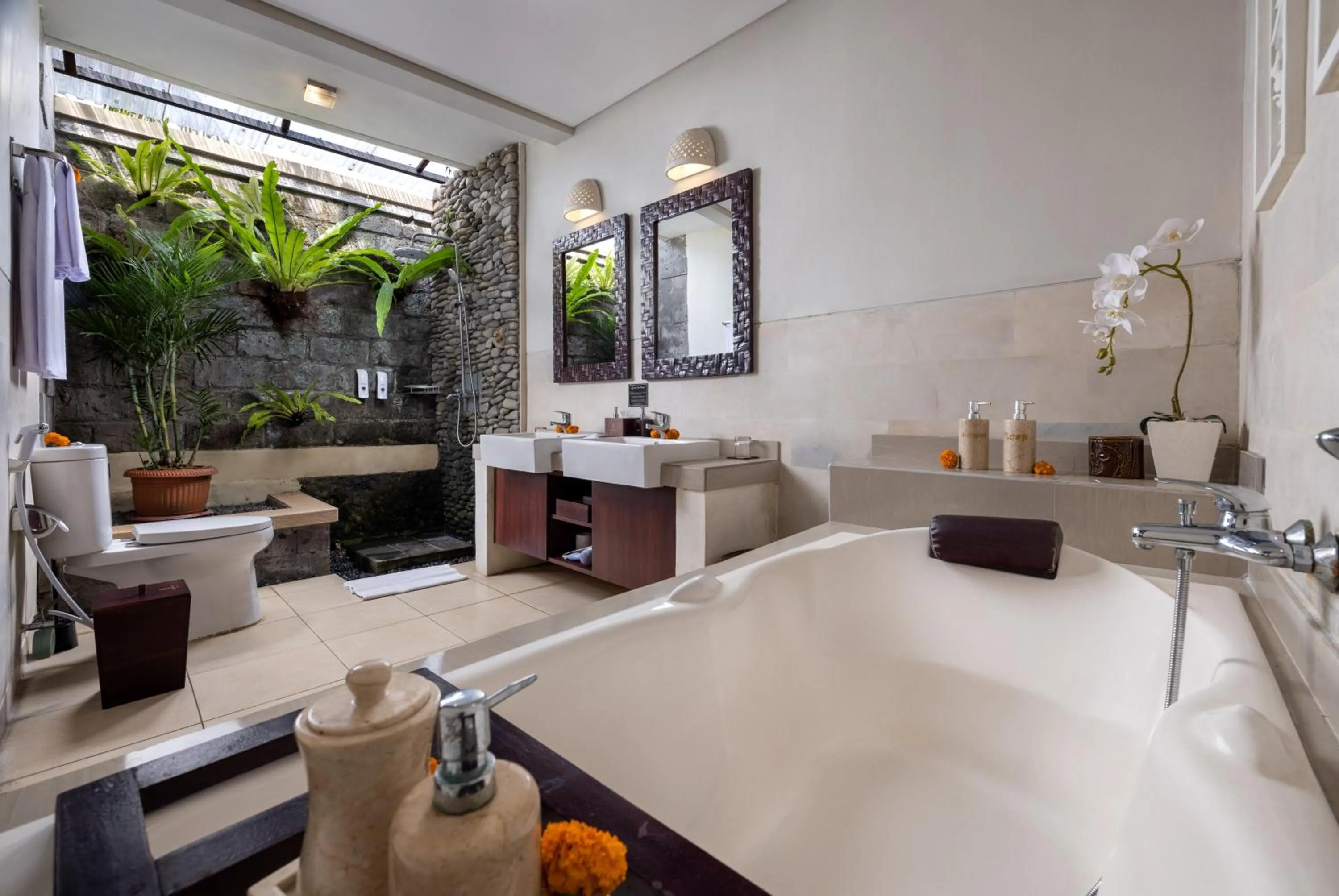 Hot Tub in Griya Shanti Villas & Spa
