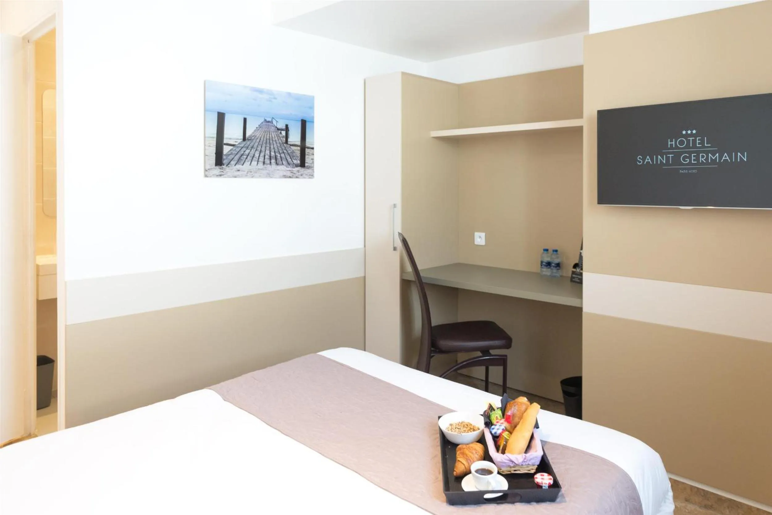 Photo of the whole room in Hôtel Le Saint Germain