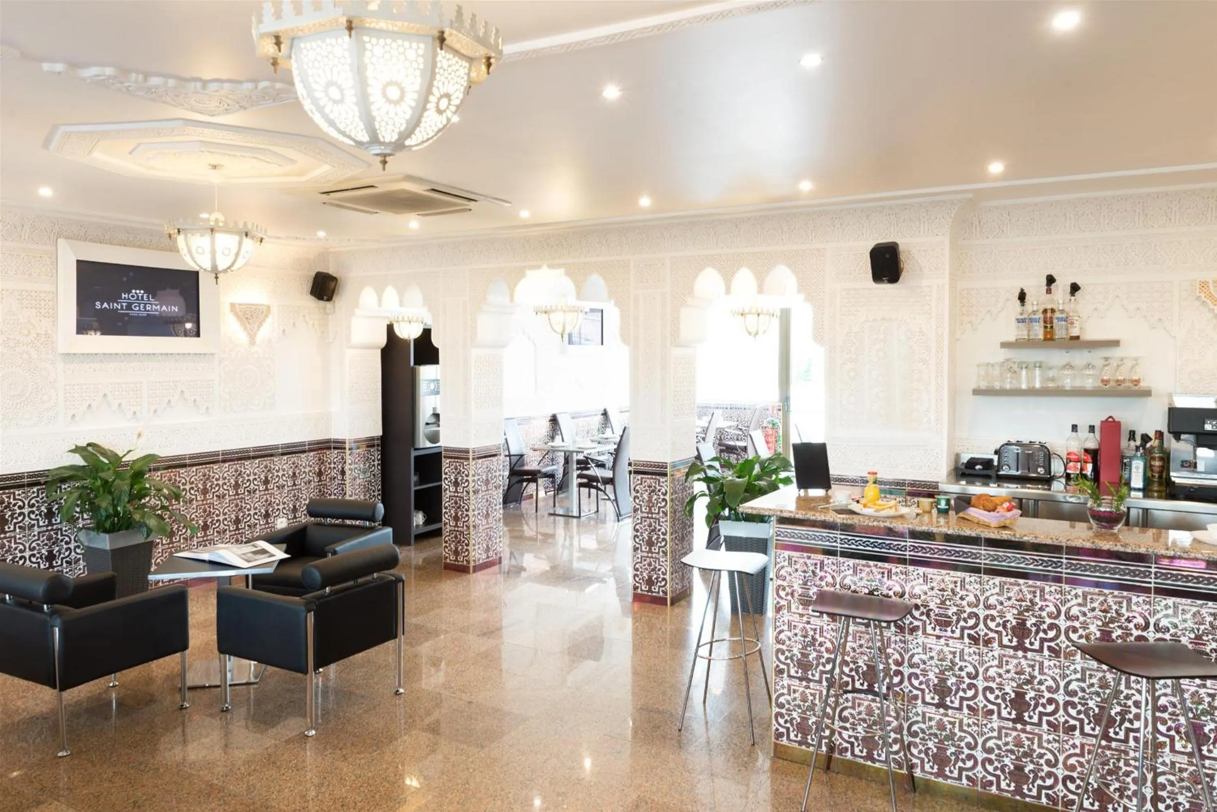 Communal lounge/ TV room in Hôtel Le Saint Germain