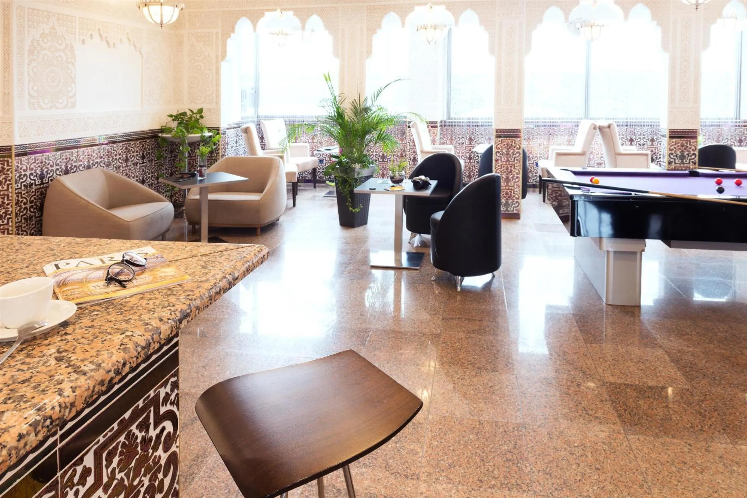 Communal lounge/ TV room in Hôtel Le Saint Germain