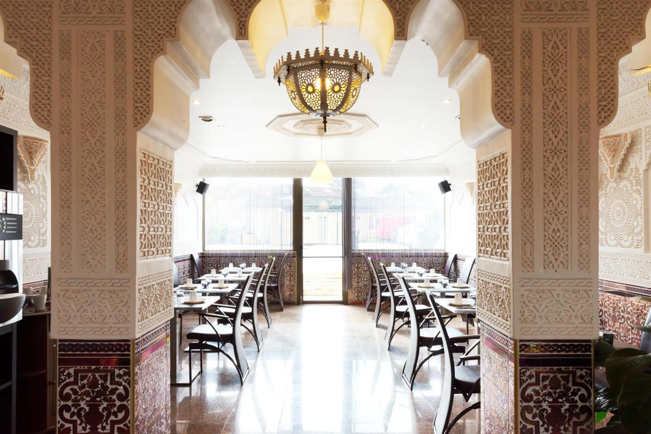 Communal lounge/ TV room in Hôtel Le Saint Germain