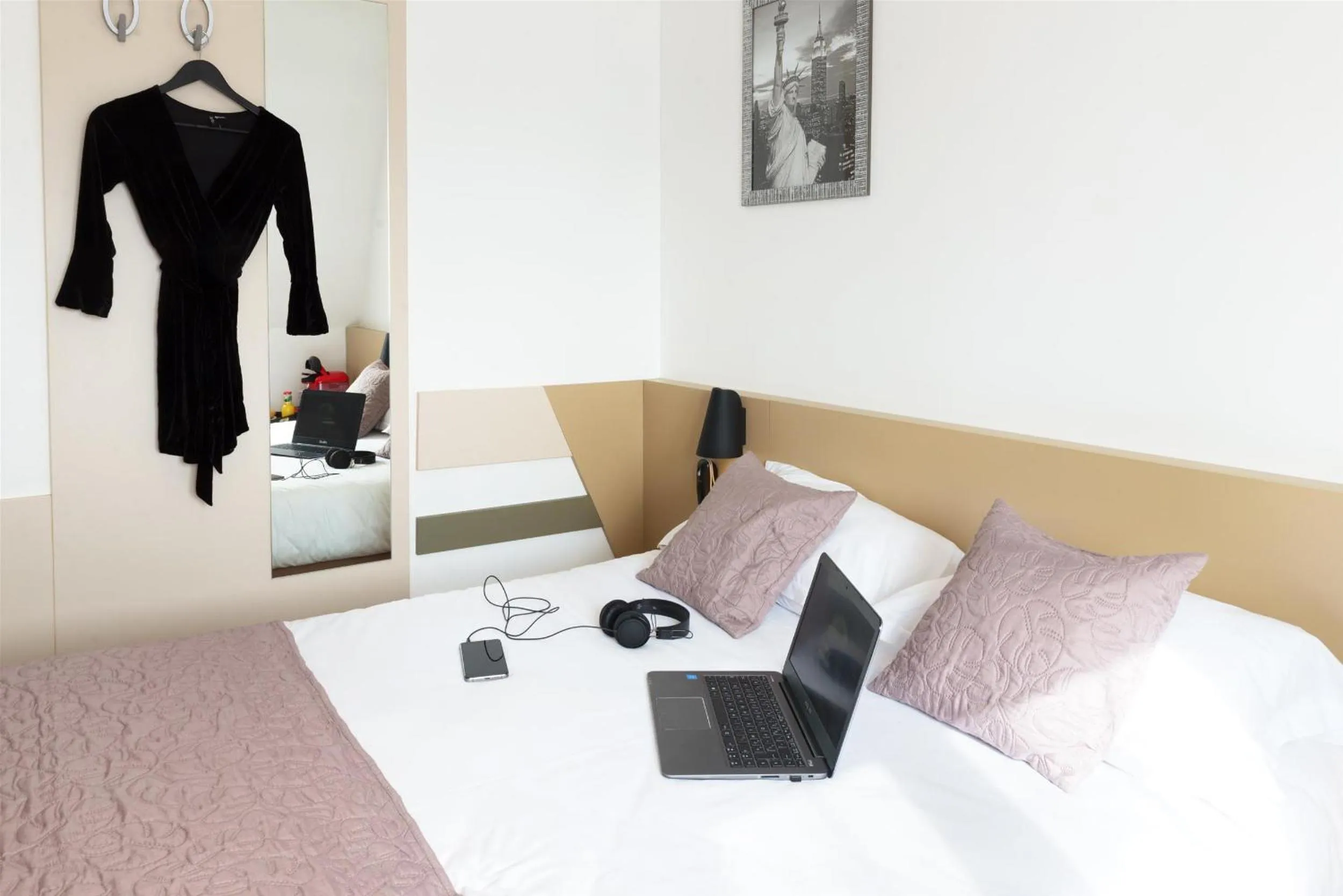 Photo of the whole room in Hôtel Le Saint Germain