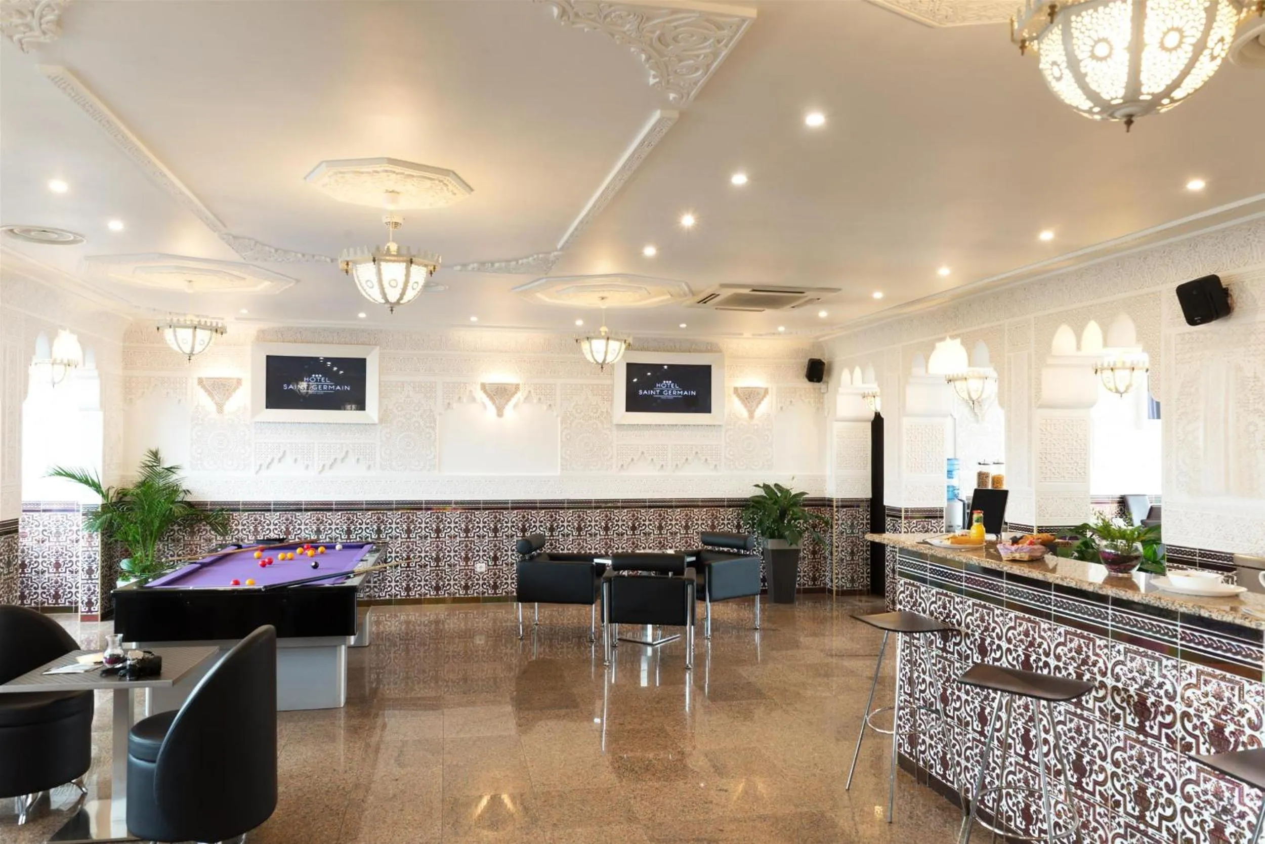 Communal lounge/ TV room in Hôtel Le Saint Germain