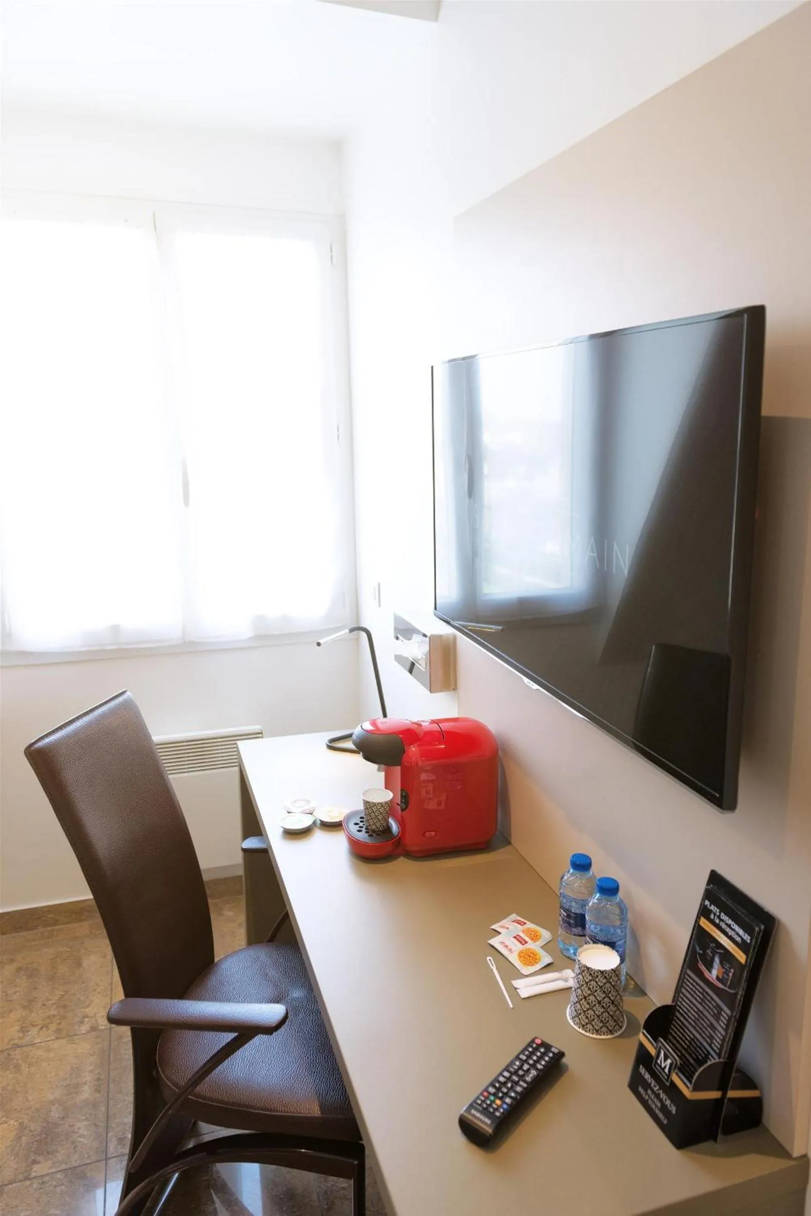 TV and multimedia in Hôtel Le Saint Germain