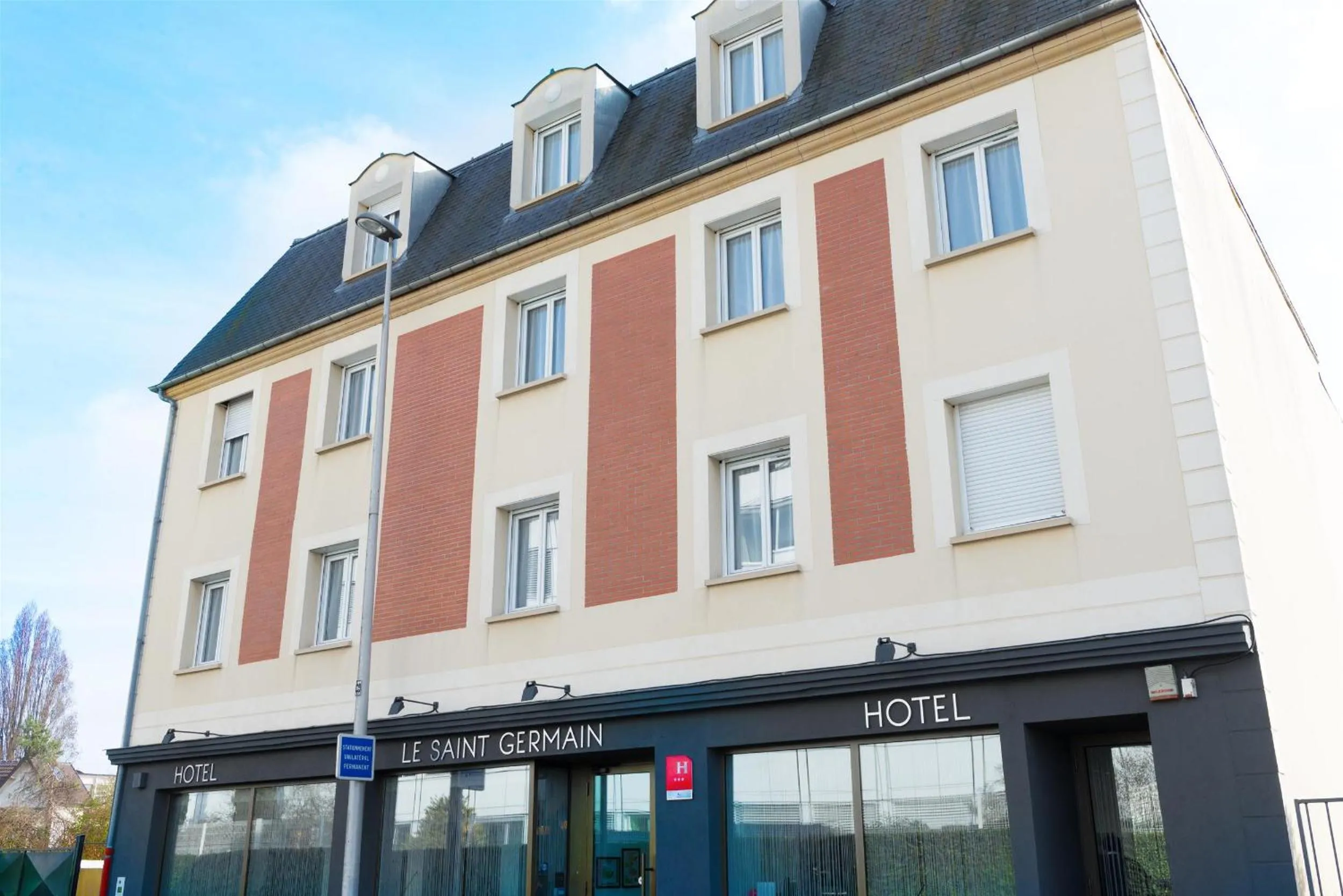 Facade/entrance in Hôtel Le Saint Germain
