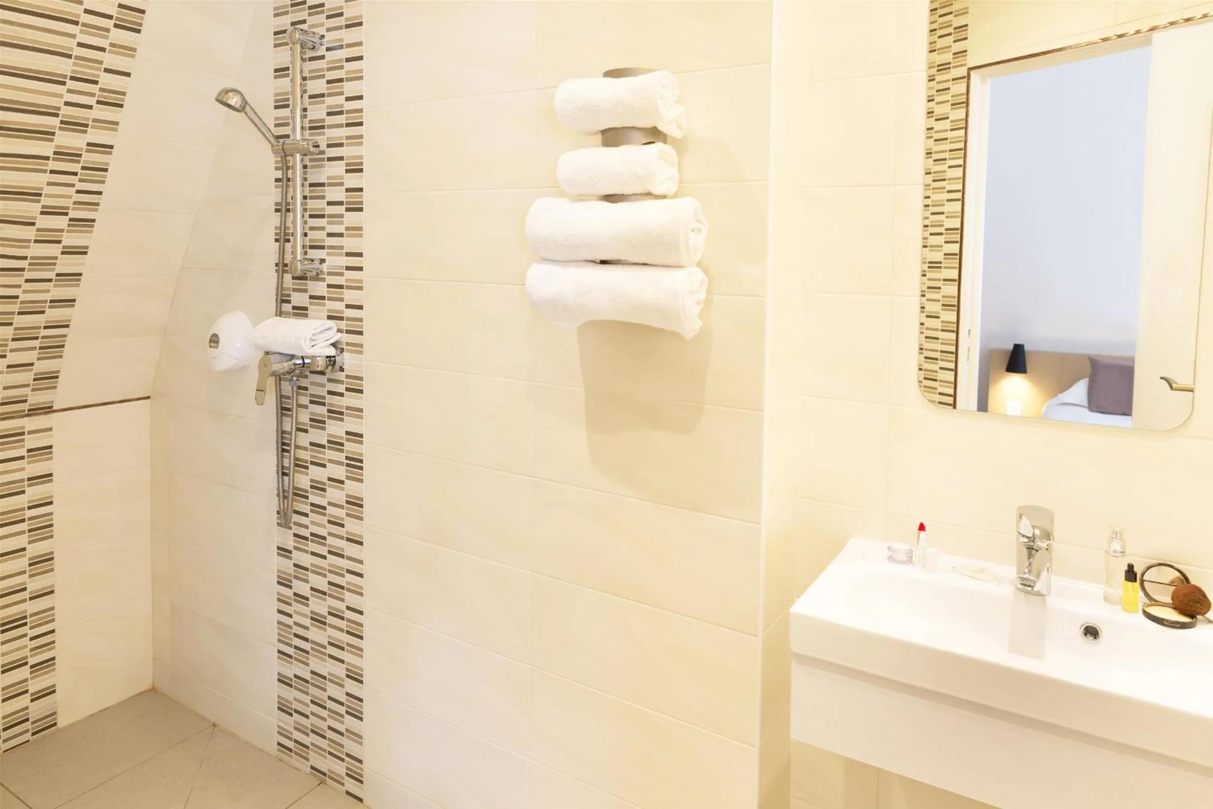 Shower in Hôtel Le Saint Germain