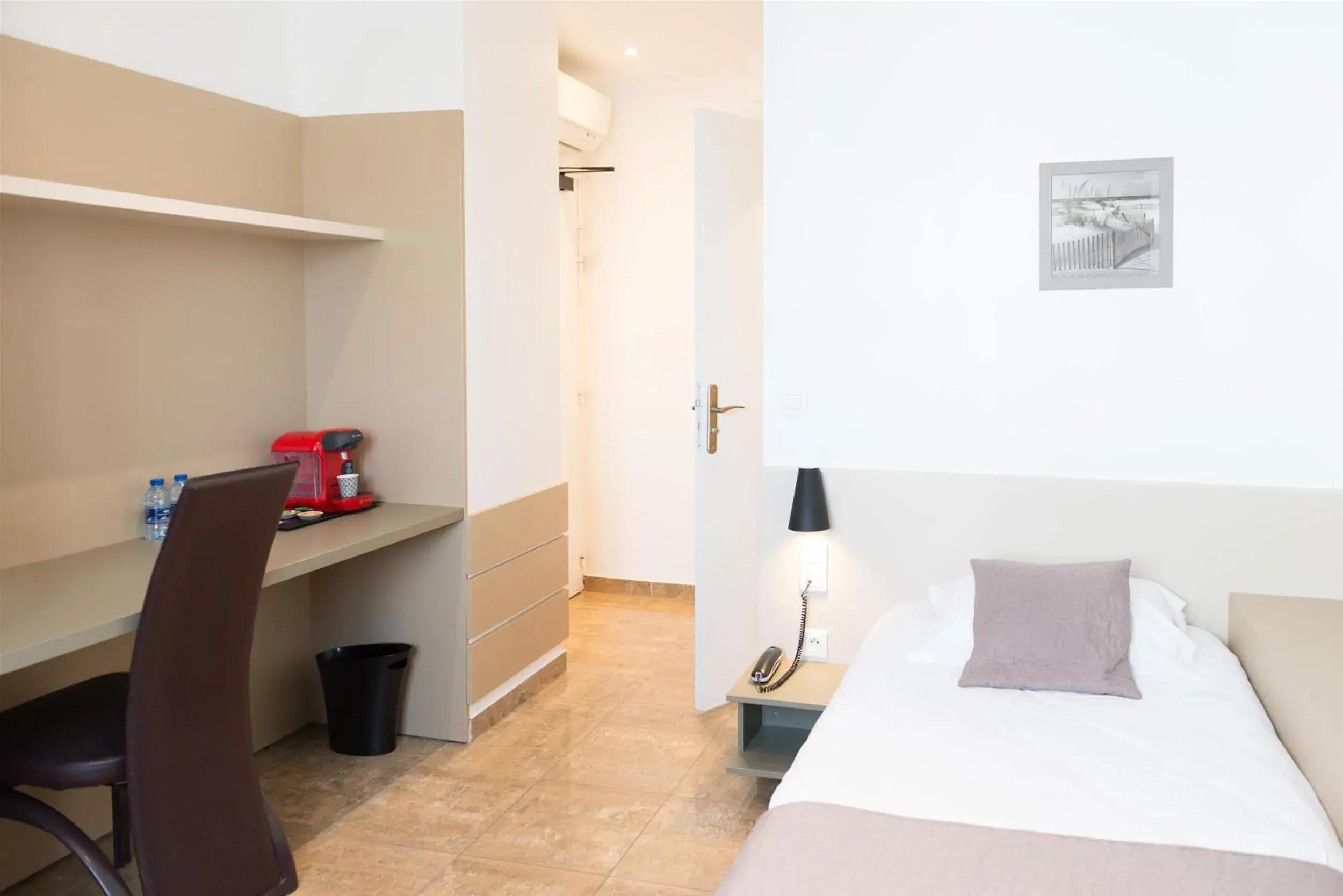 Single Room in Hôtel Le Saint Germain Single Room in Hôtel Le Saint Germain