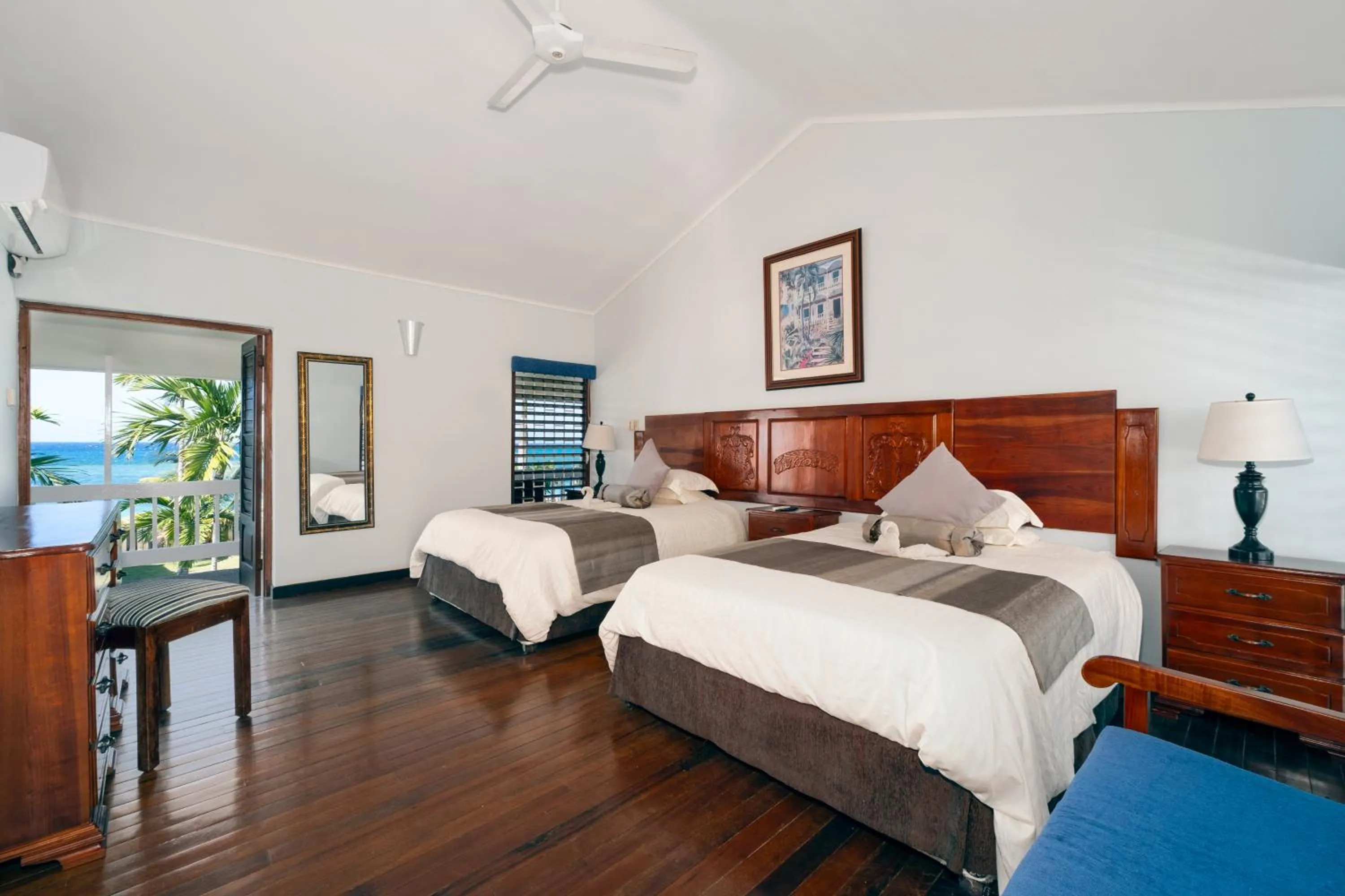 Bathroom, Bed in Villa Turrasann