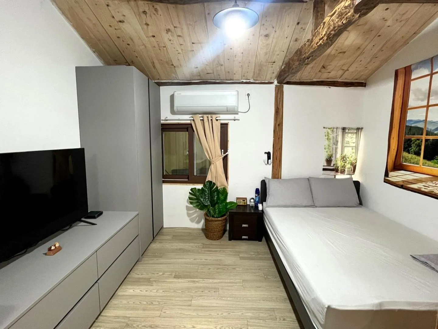 Communal lounge/ TV room, Bed in Gudeok Guesthouse