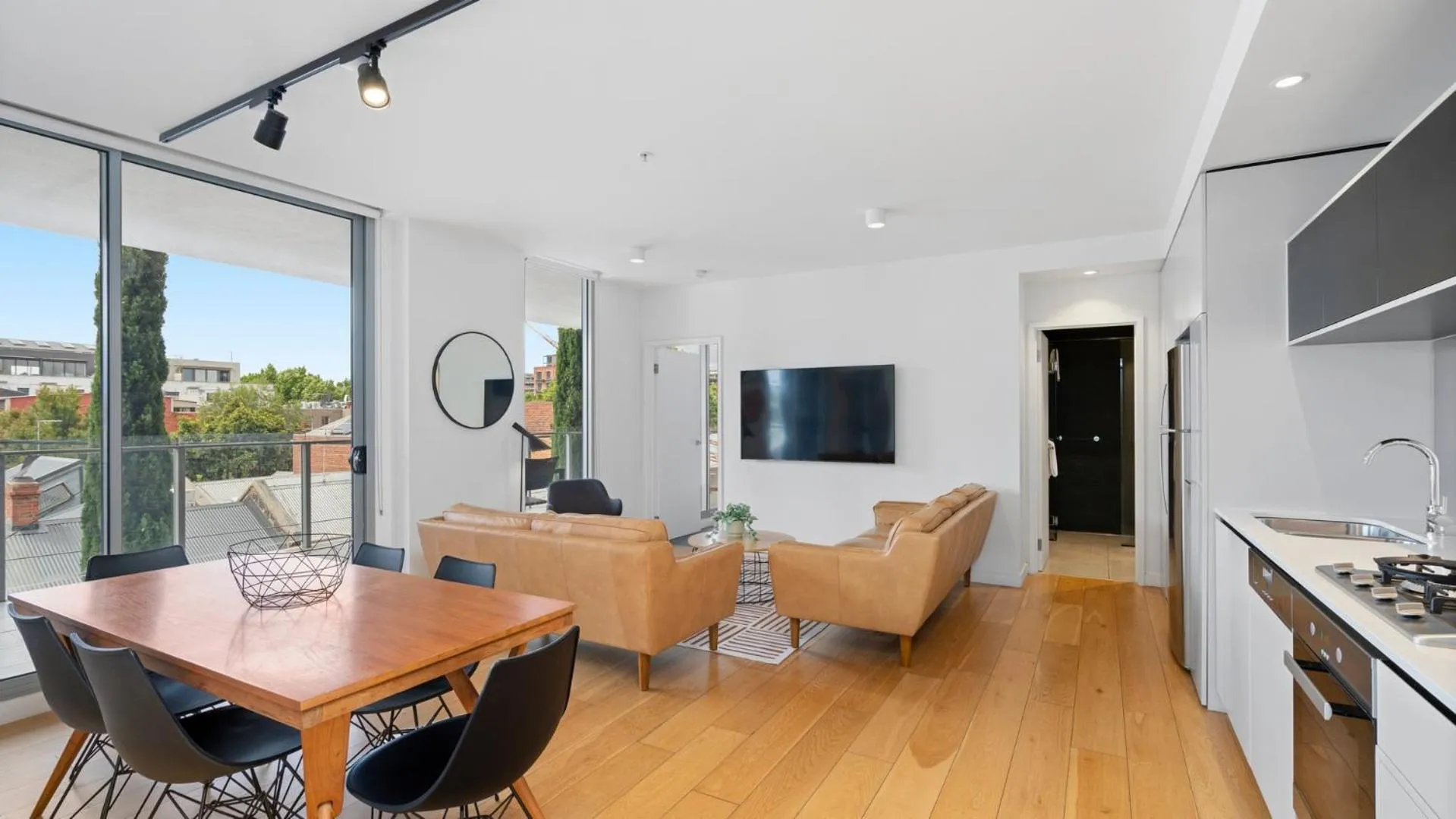 TV and multimedia in District Apartments Fitzroy