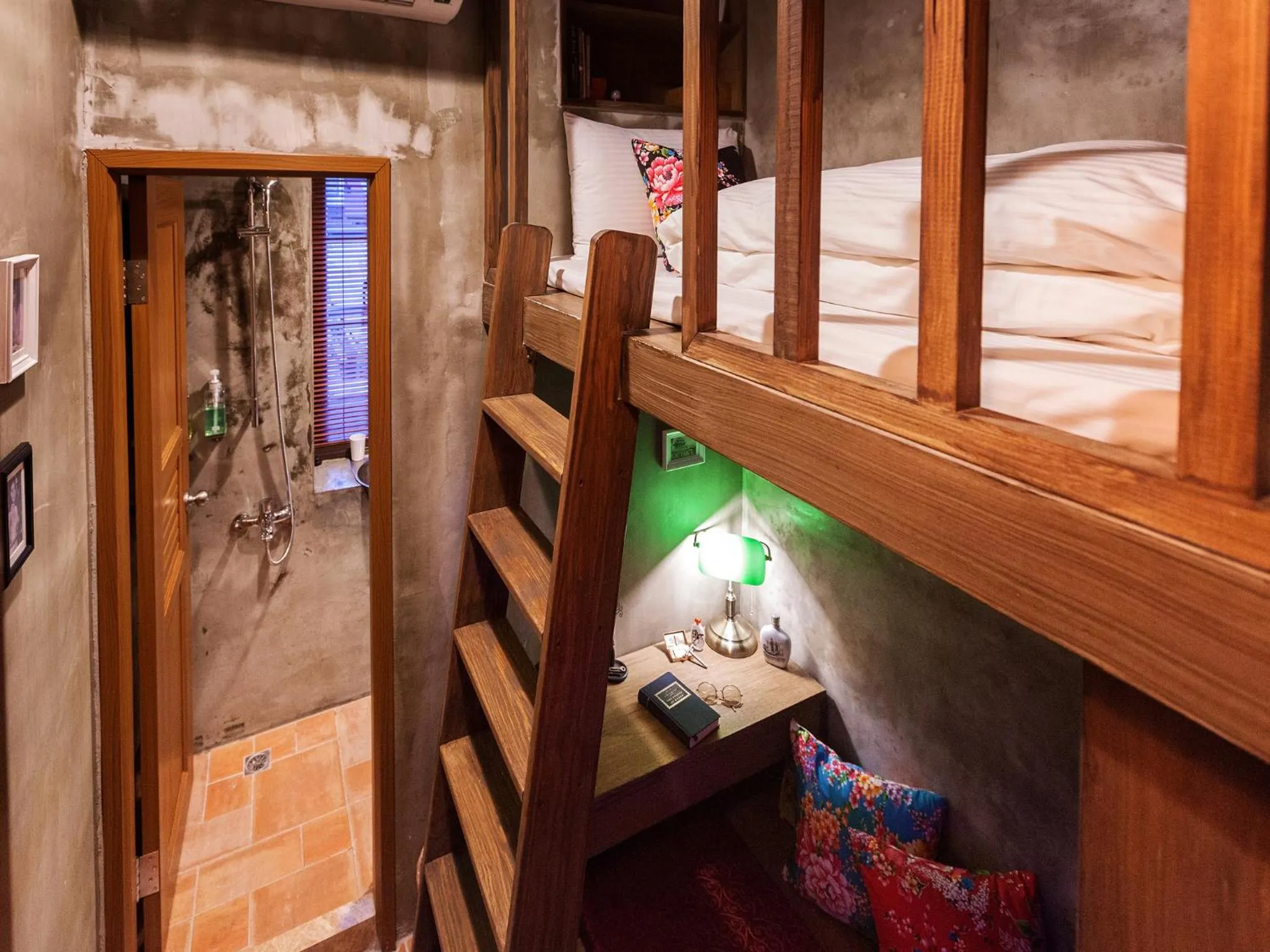 Photo of the whole room, Bed in Jian Shan Hotel