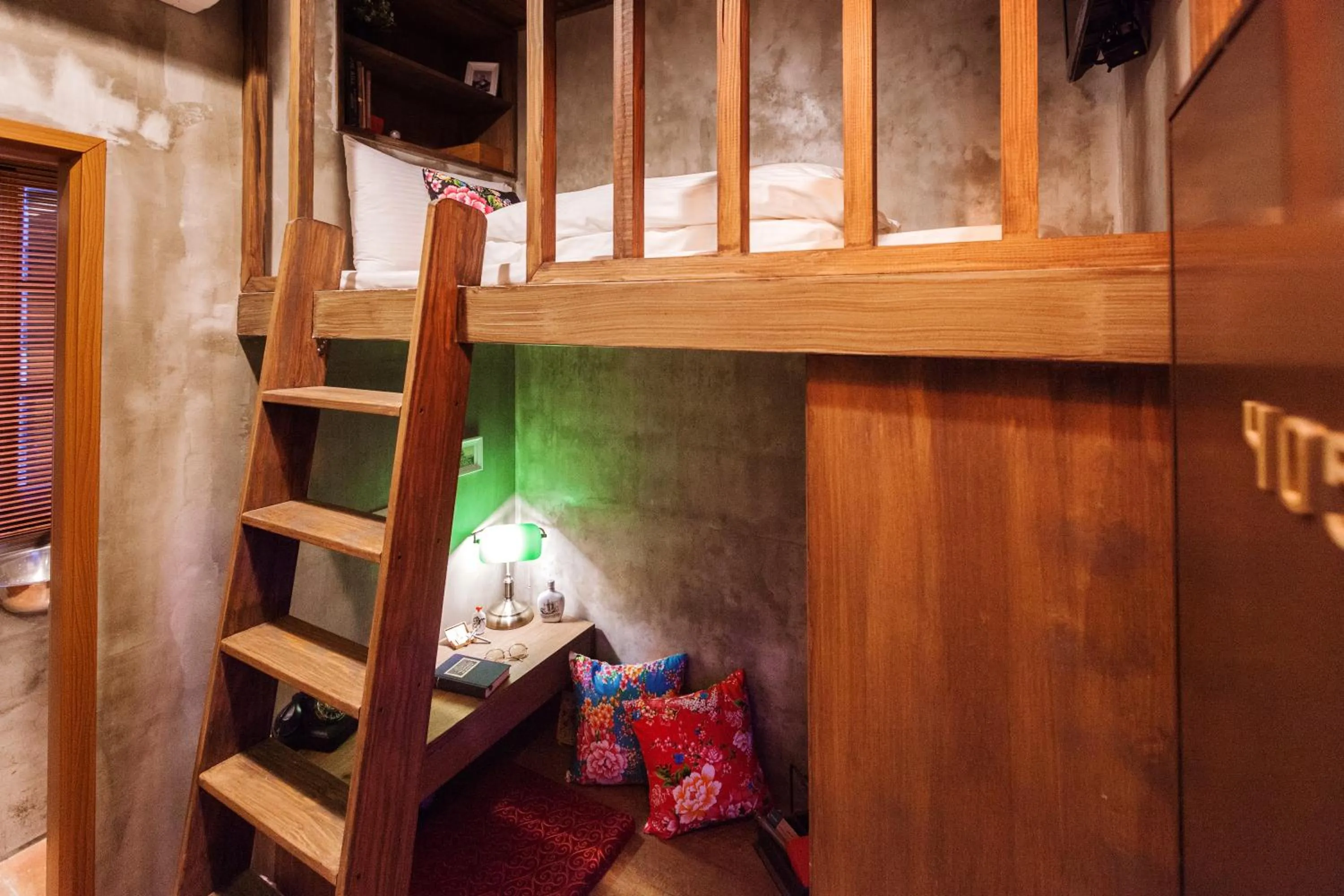 bunk bed in Jian Shan Hotel