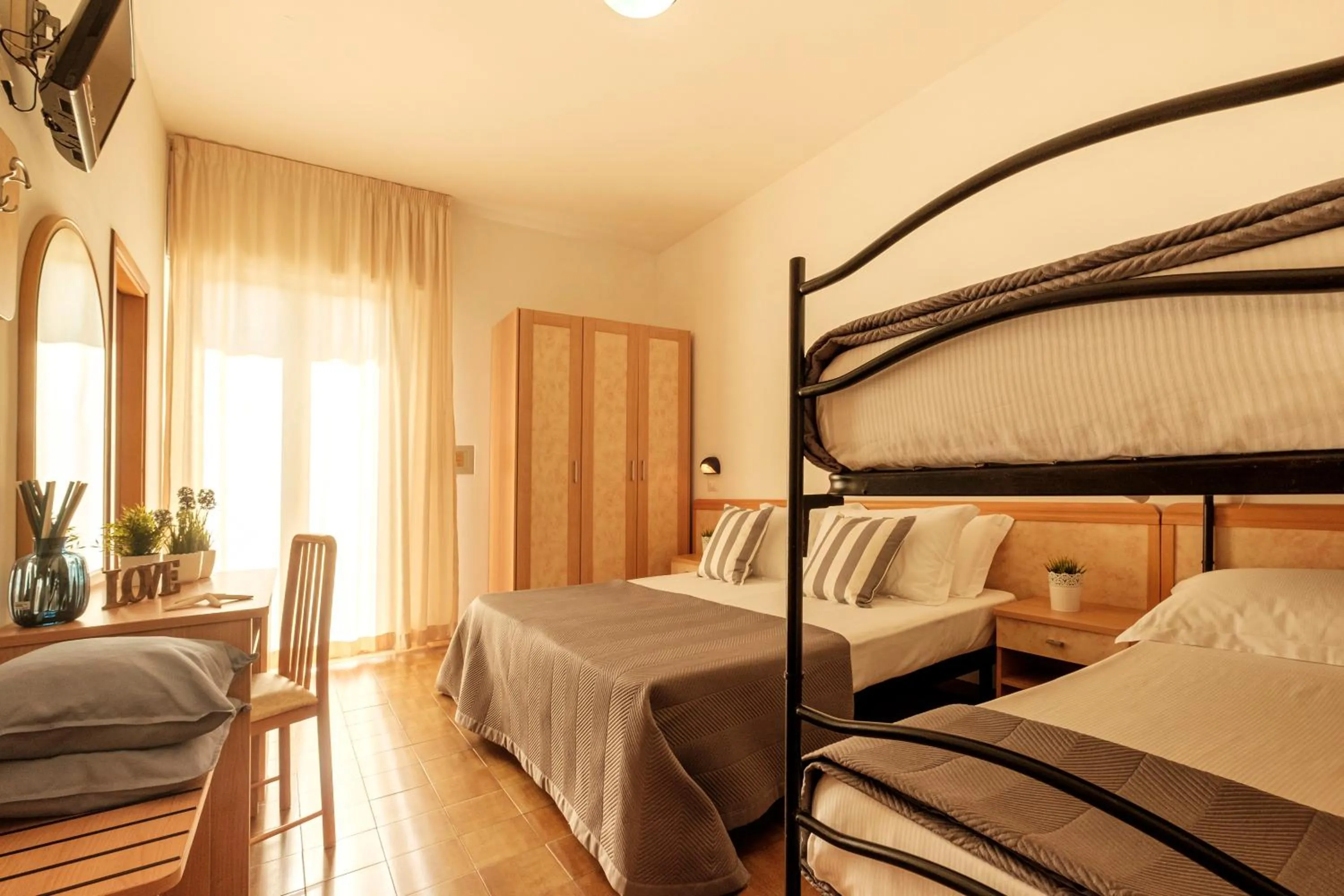 Photo of the whole room, Bed in Hotel Oceanic