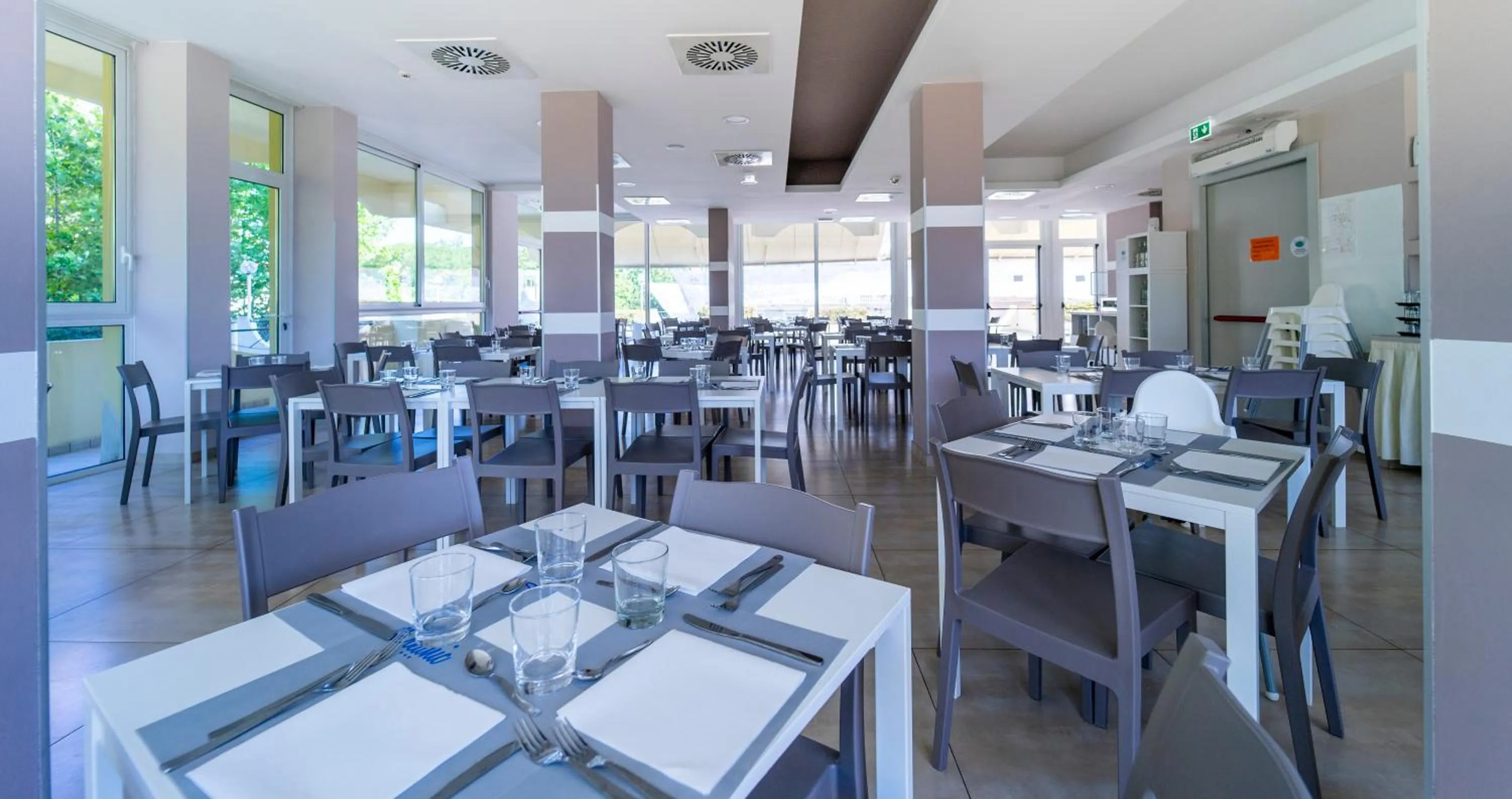 Restaurant/places to eat in Hotel Oceanic