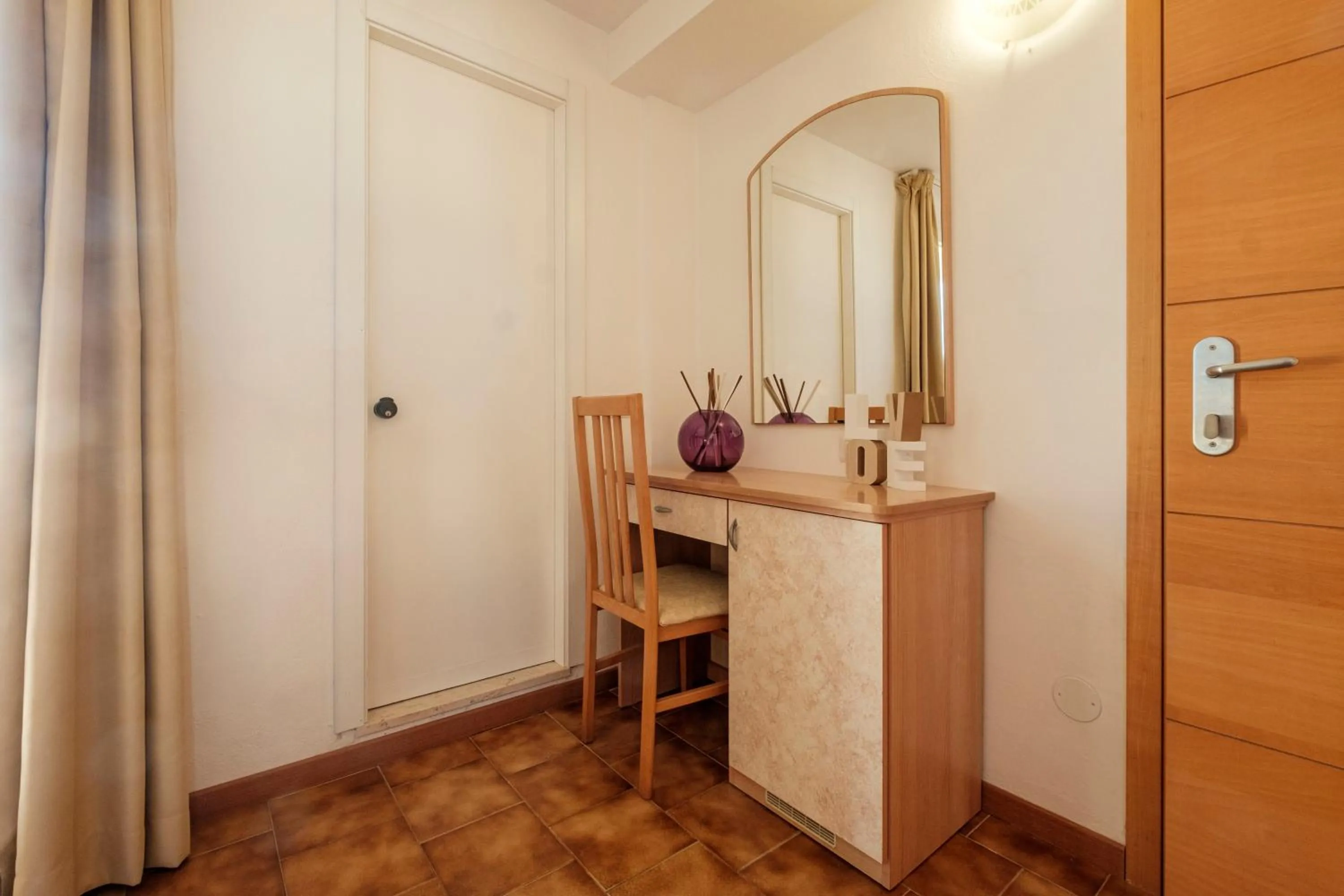 Guests in Hotel Oceanic