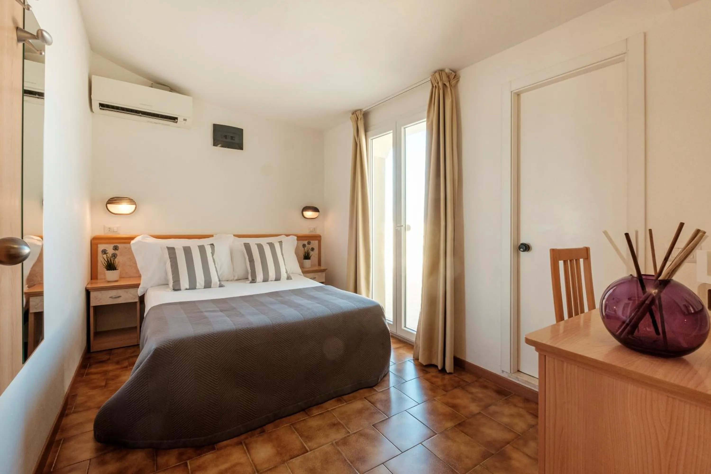 Guests, Bed in Hotel Oceanic