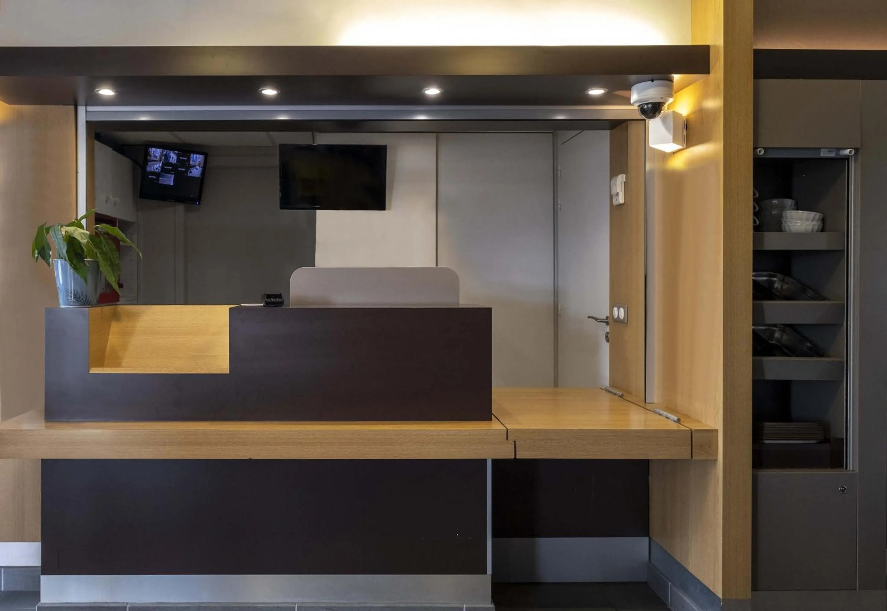 Lobby or reception in B&B HOTEL La Rochelle Angoulins