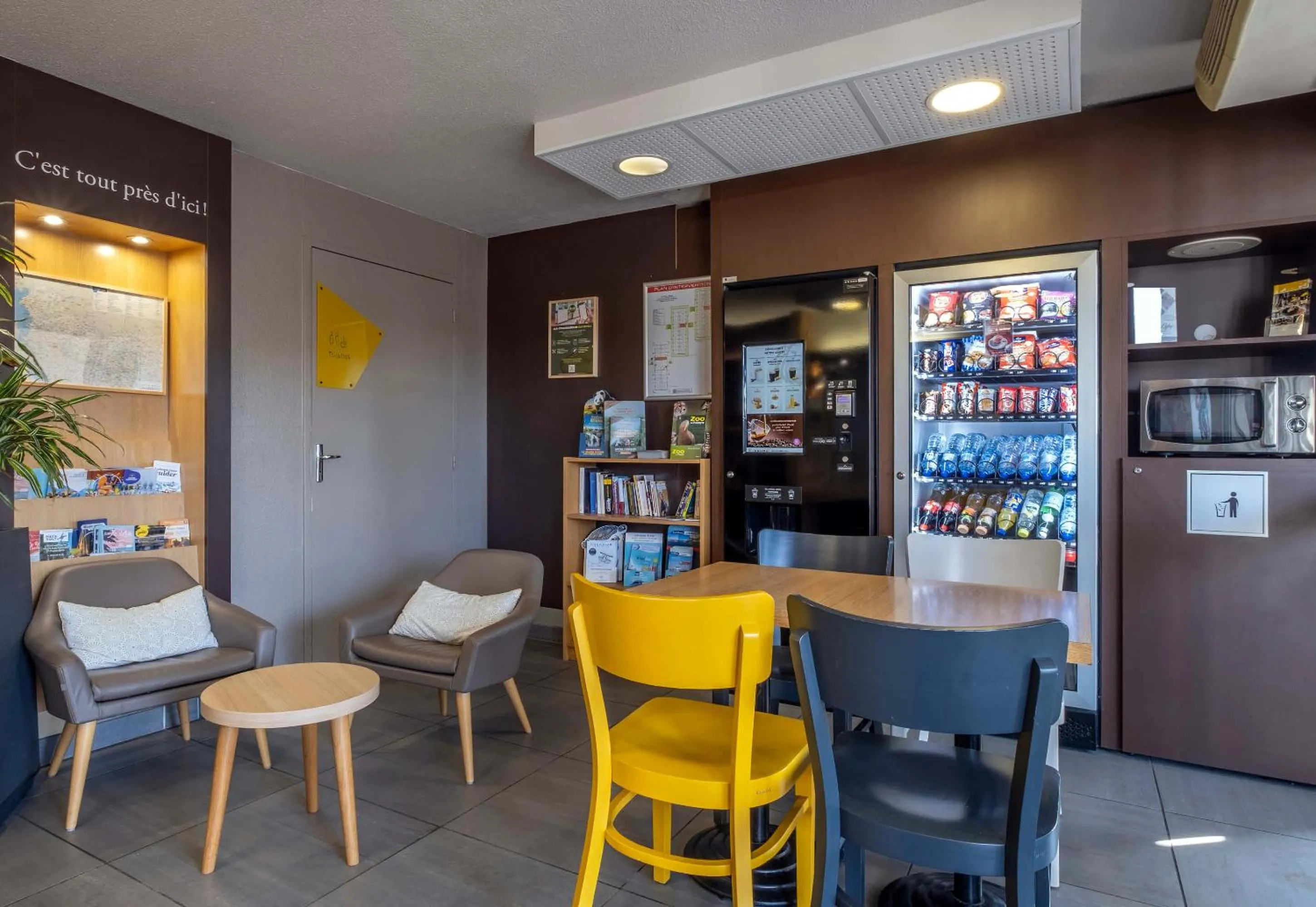 Seating area in B&B HOTEL La Rochelle Angoulins
