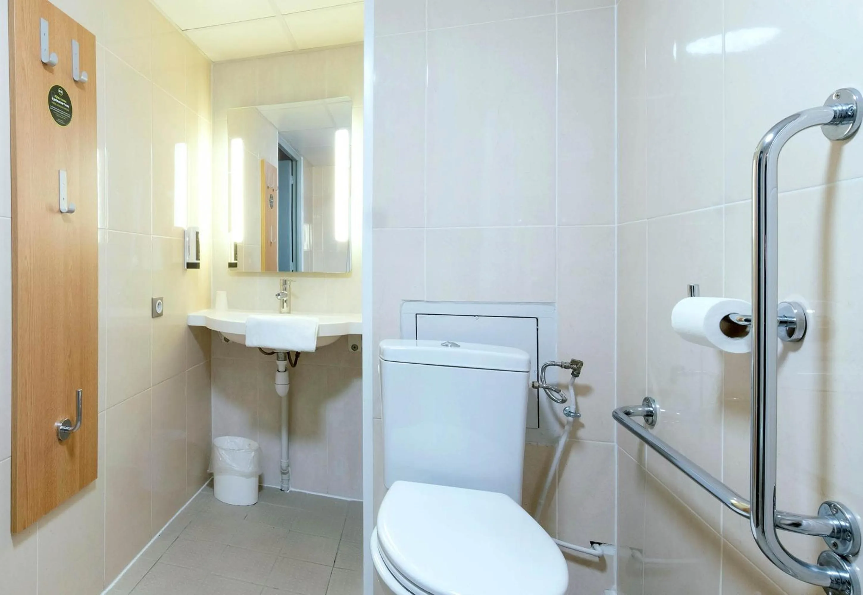 Bathroom in B&B HOTEL La Rochelle Angoulins